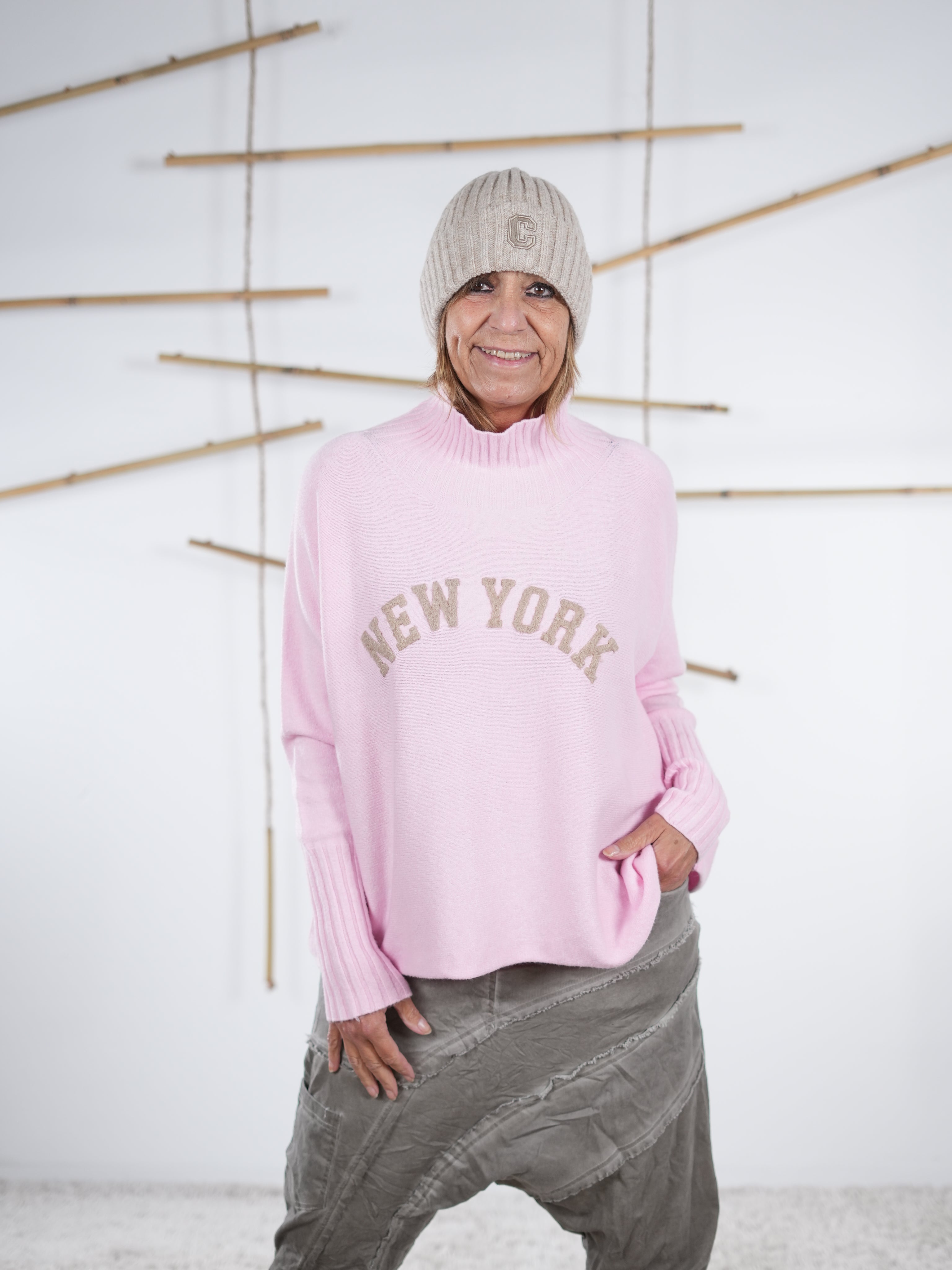 Rosa Damen-Pullover mit beigem „New York“-Schriftzug in lockerem Schnitt, Frontansicht.
