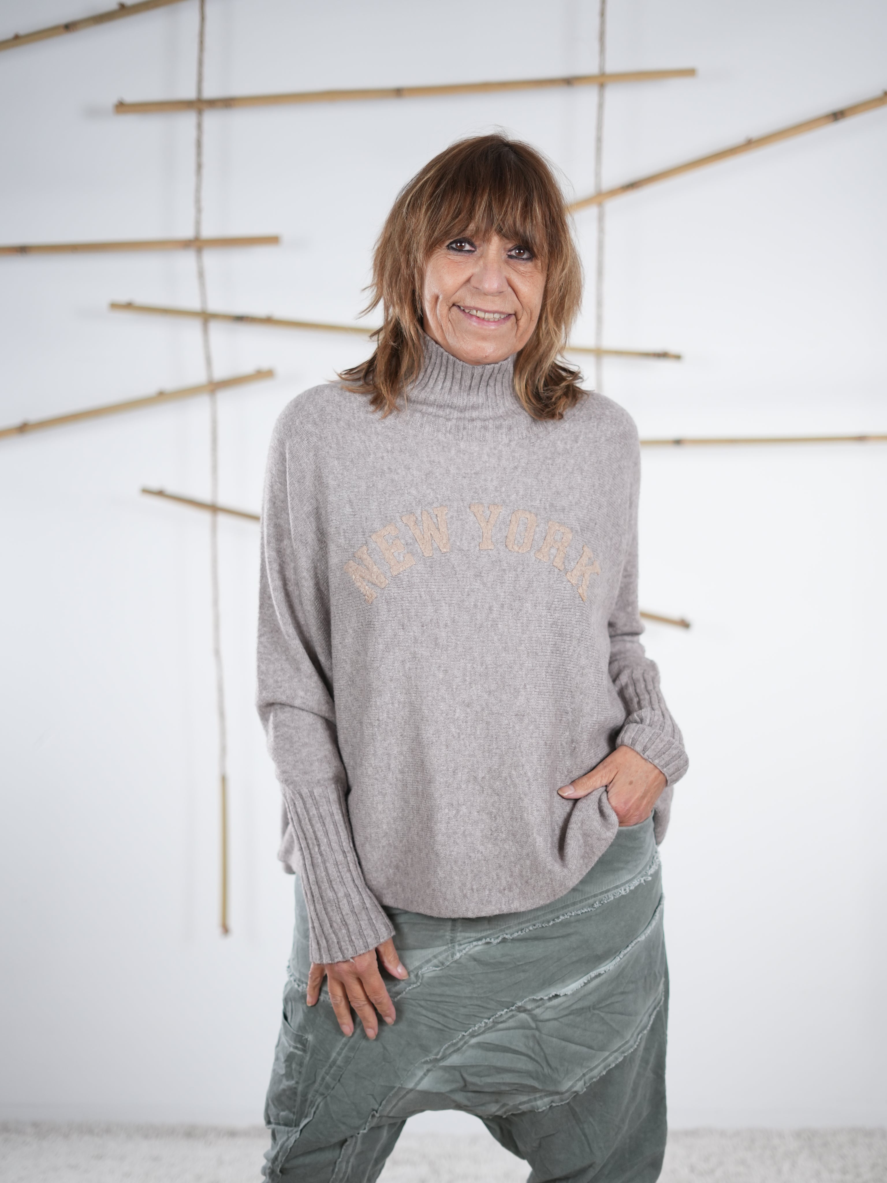 Taupefarbener Damen-Pullover mit beigem „New York“-Schriftzug, entspanntes Oversize-Design, Frontansicht.
