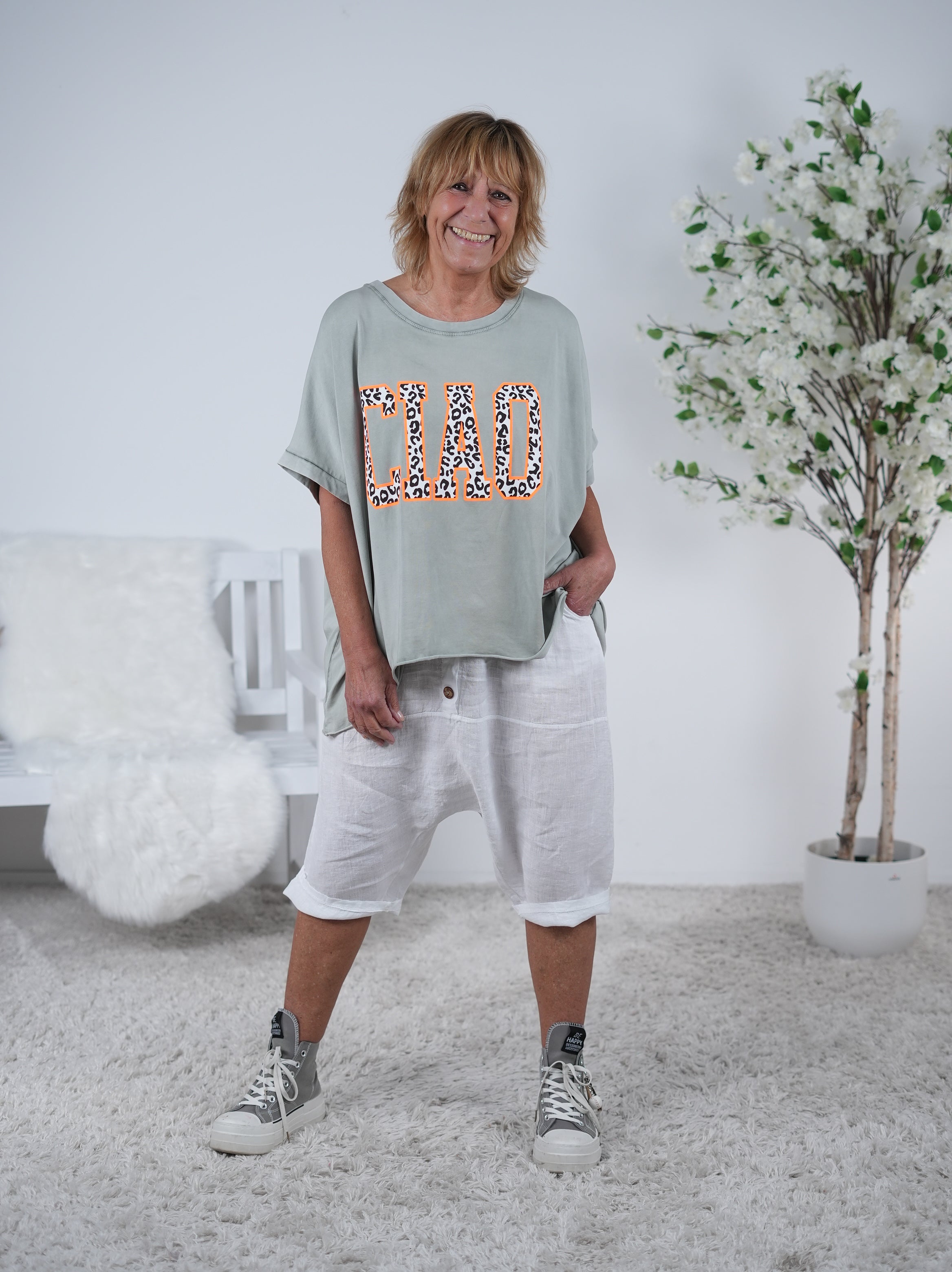 Vokuhila Shirt mit "Ciao" Schriftzug in Leo Olive