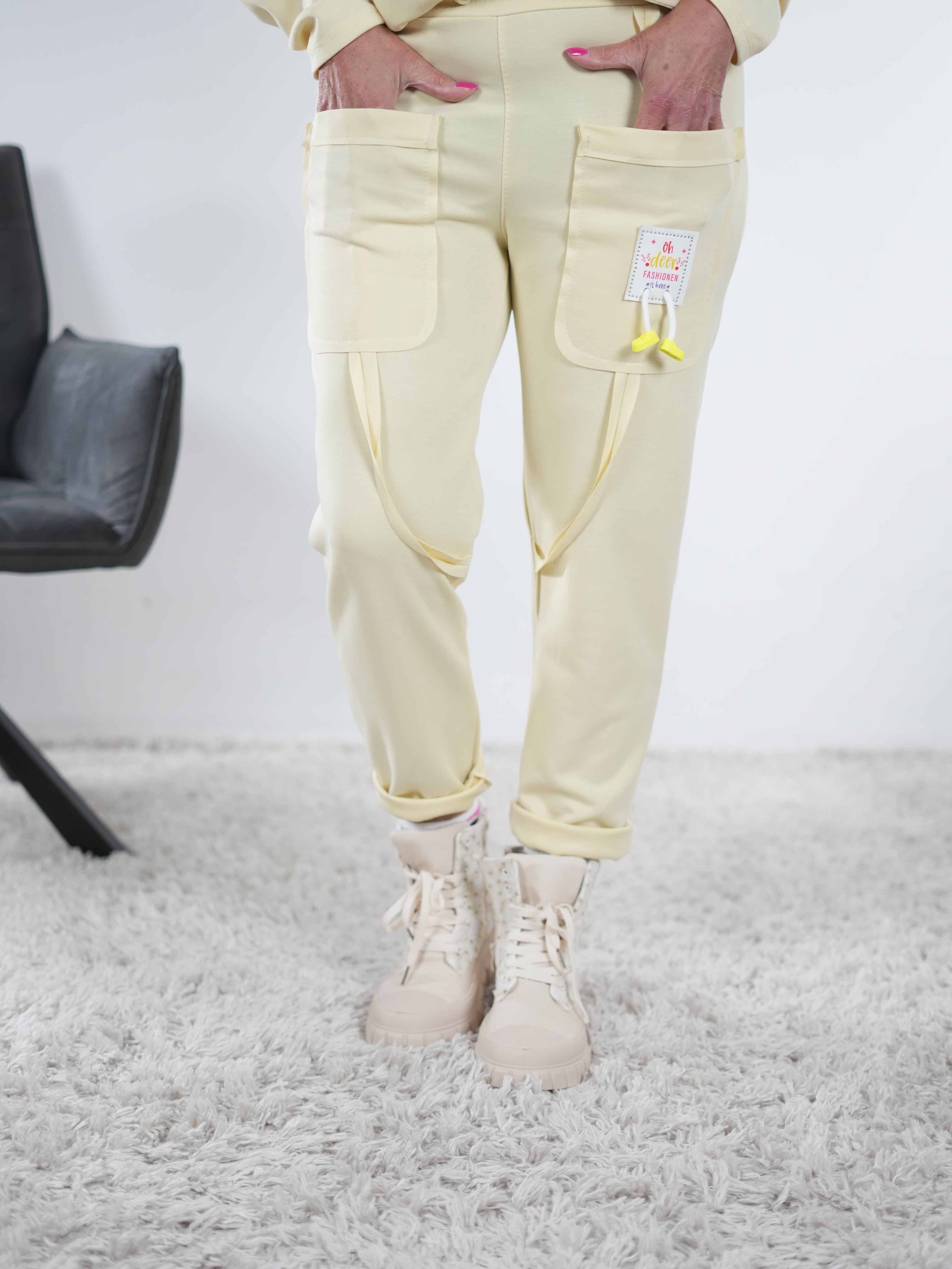 Weiche Joggy mit süßem Patch One Size (ca Größe 38-42) Gelb