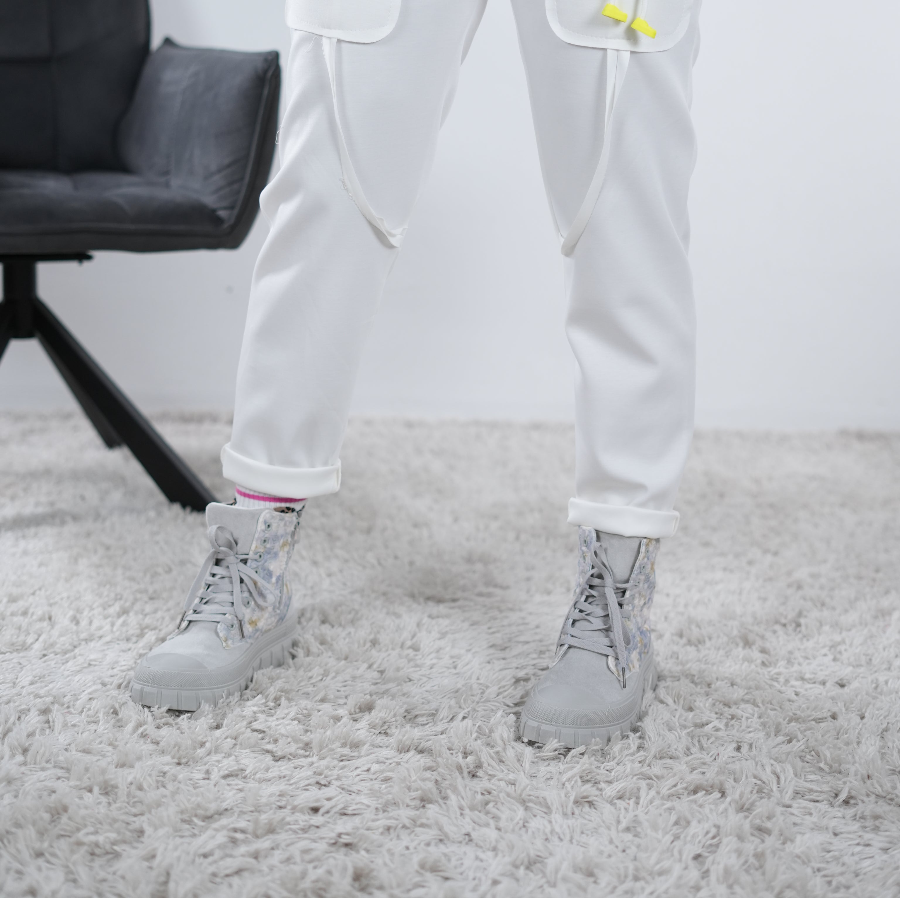 Weiche Joggy mit süßem Patch One Size (ca Größe 38-42) Weiß