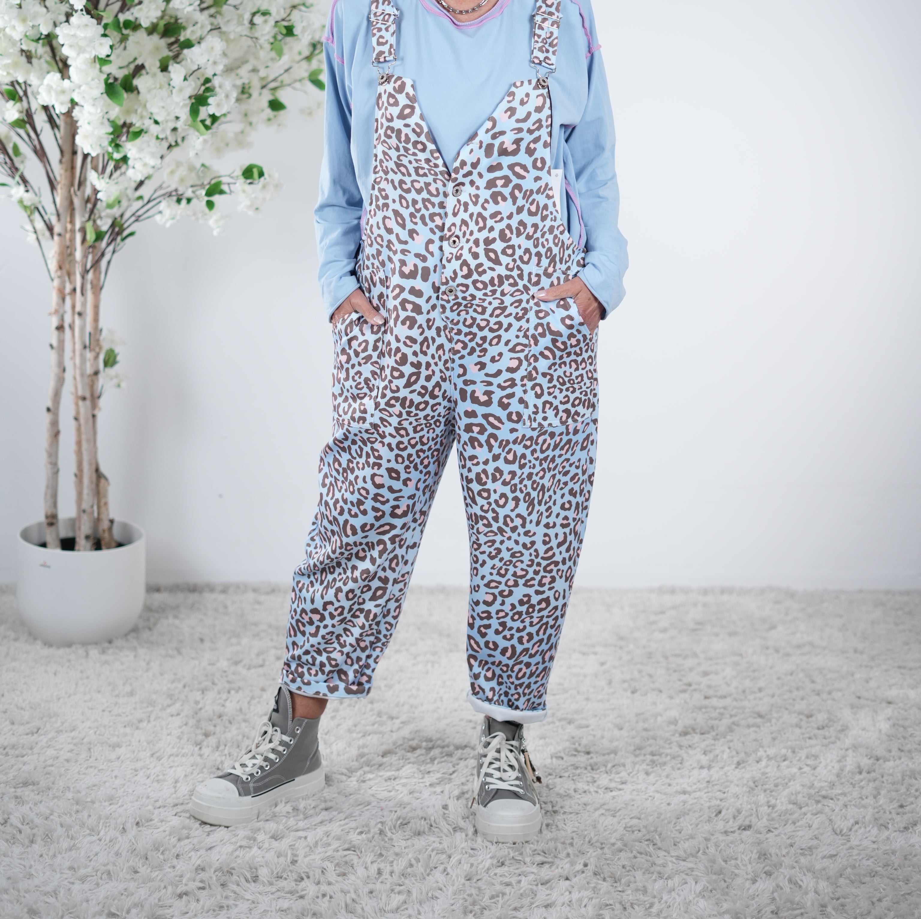 weiche Latzhose im Leo Look One Size (ca Größe 38-44) Blau