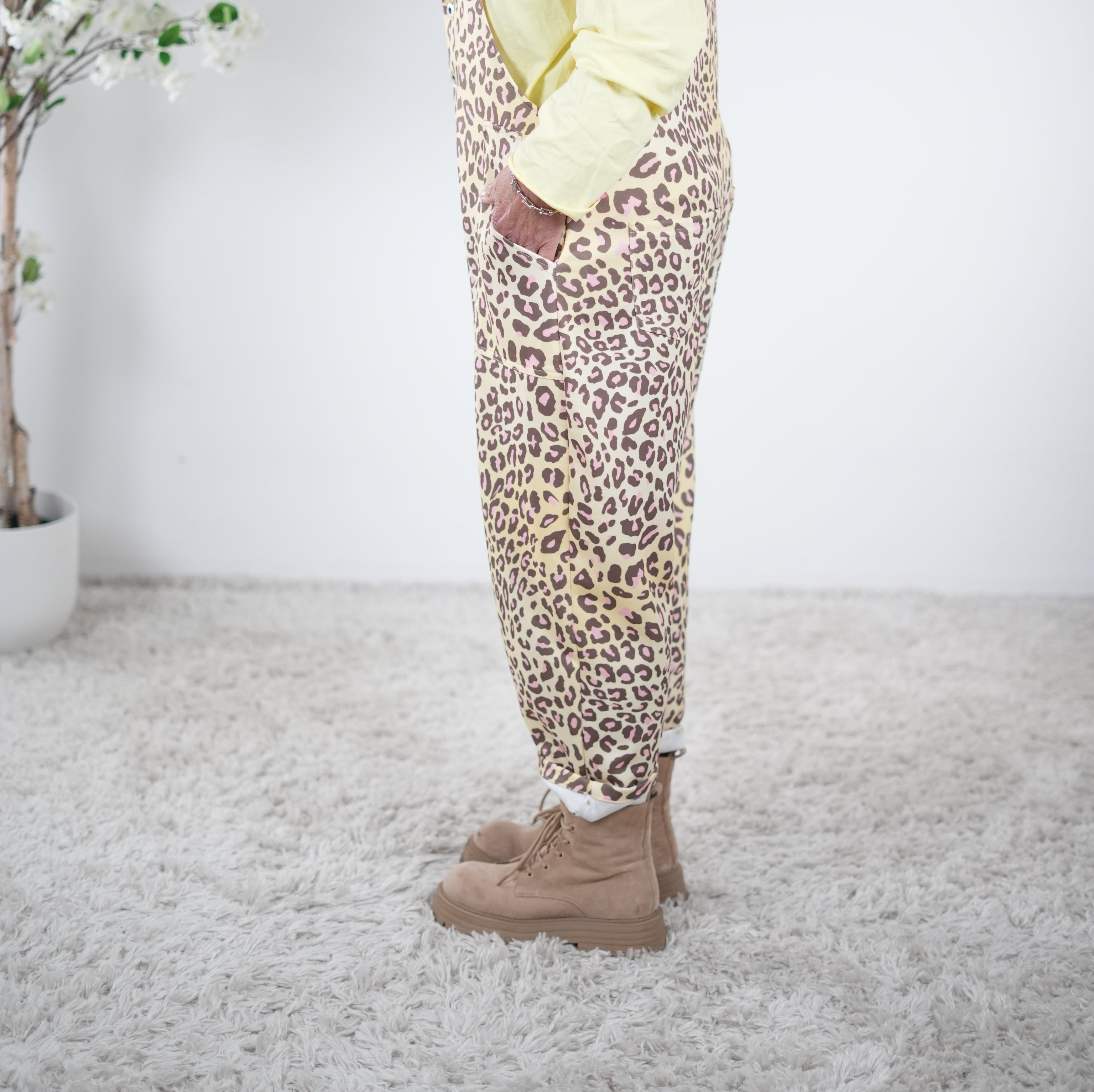 weiche Latzhose im Leo Look