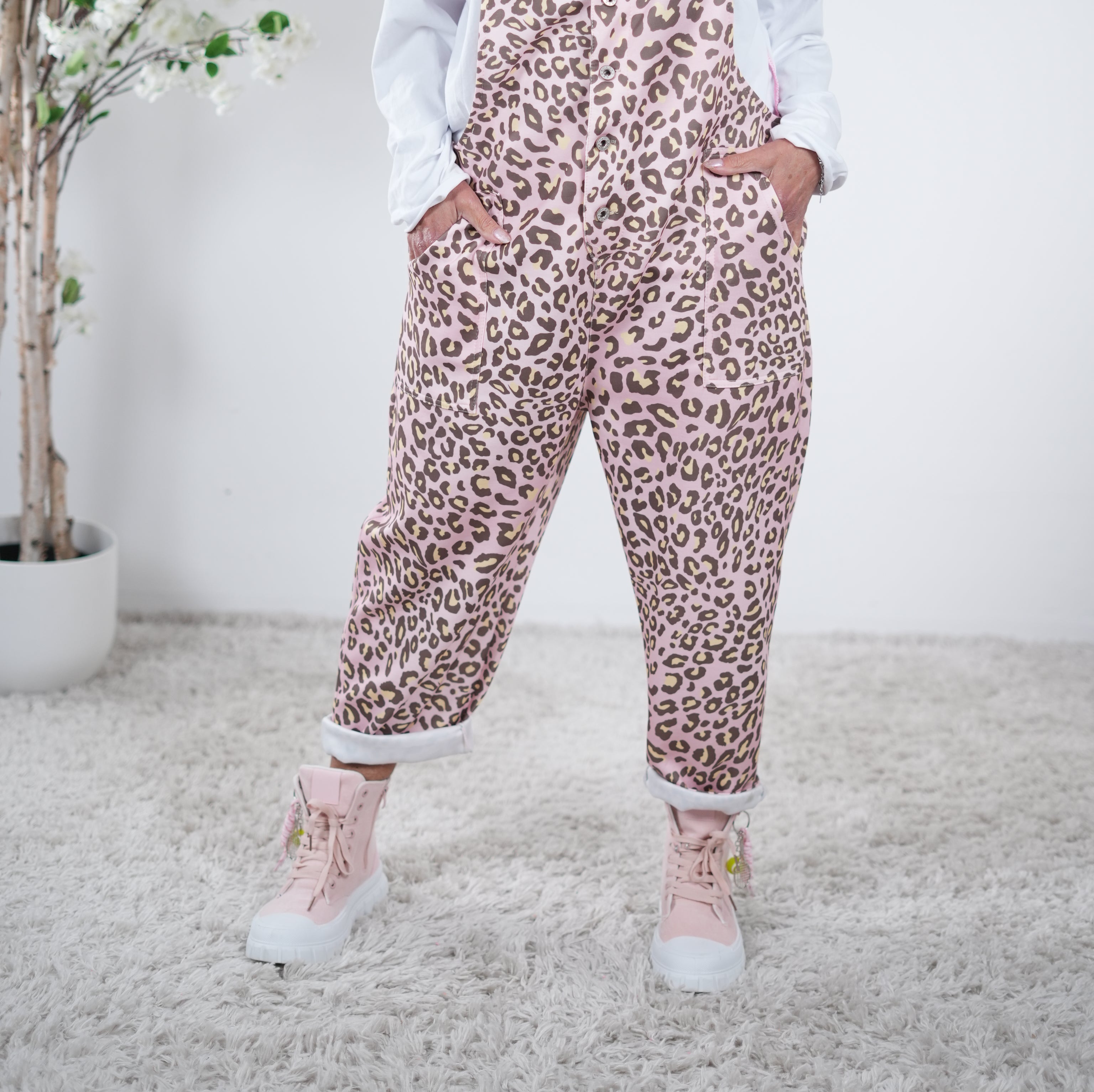 weiche Latzhose im Leo Look One Size (ca Größe 38-44) Rosa