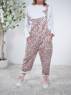 weiche Latzhose im Leo Look