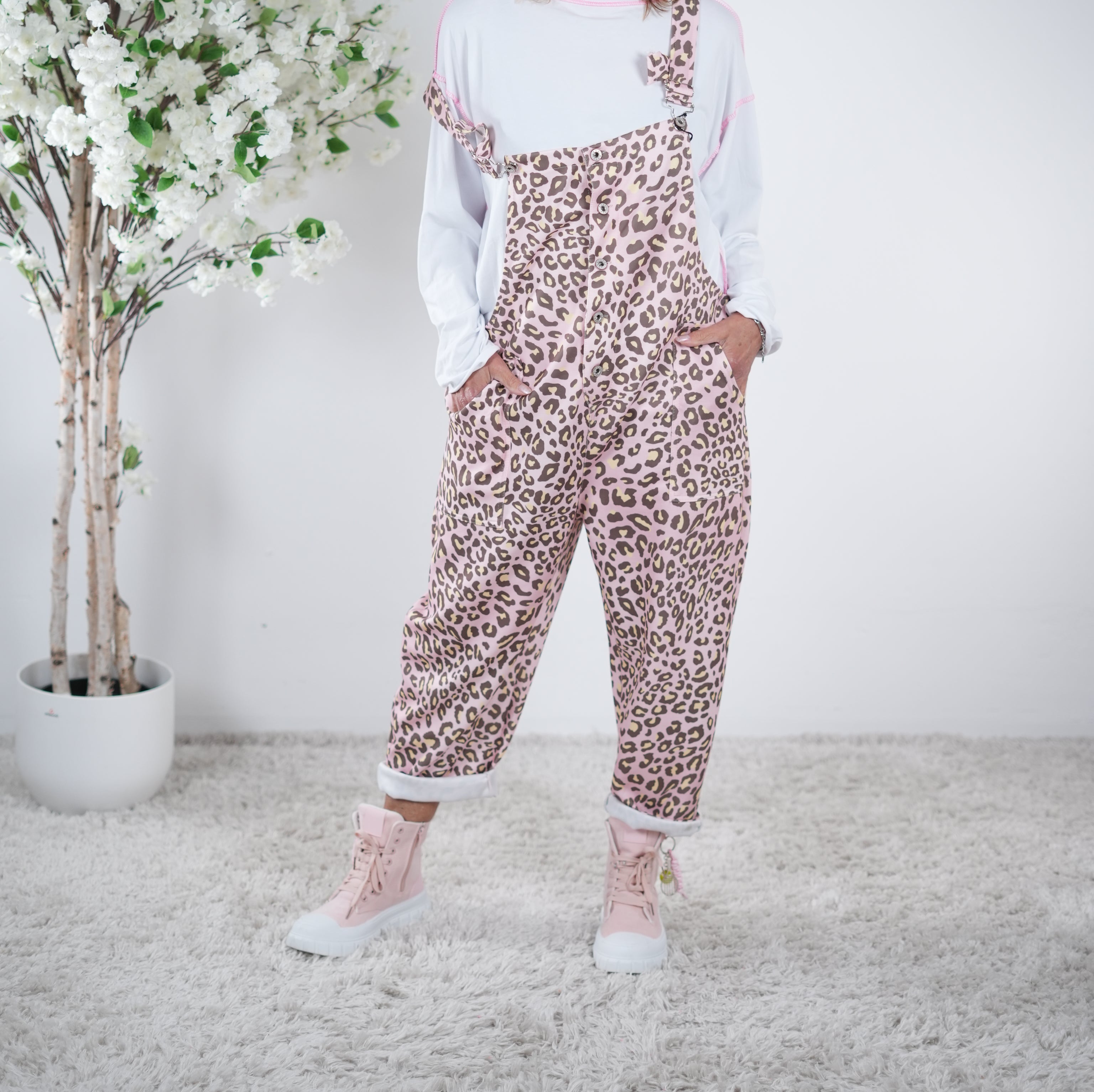 weiche Latzhose im Leo Look