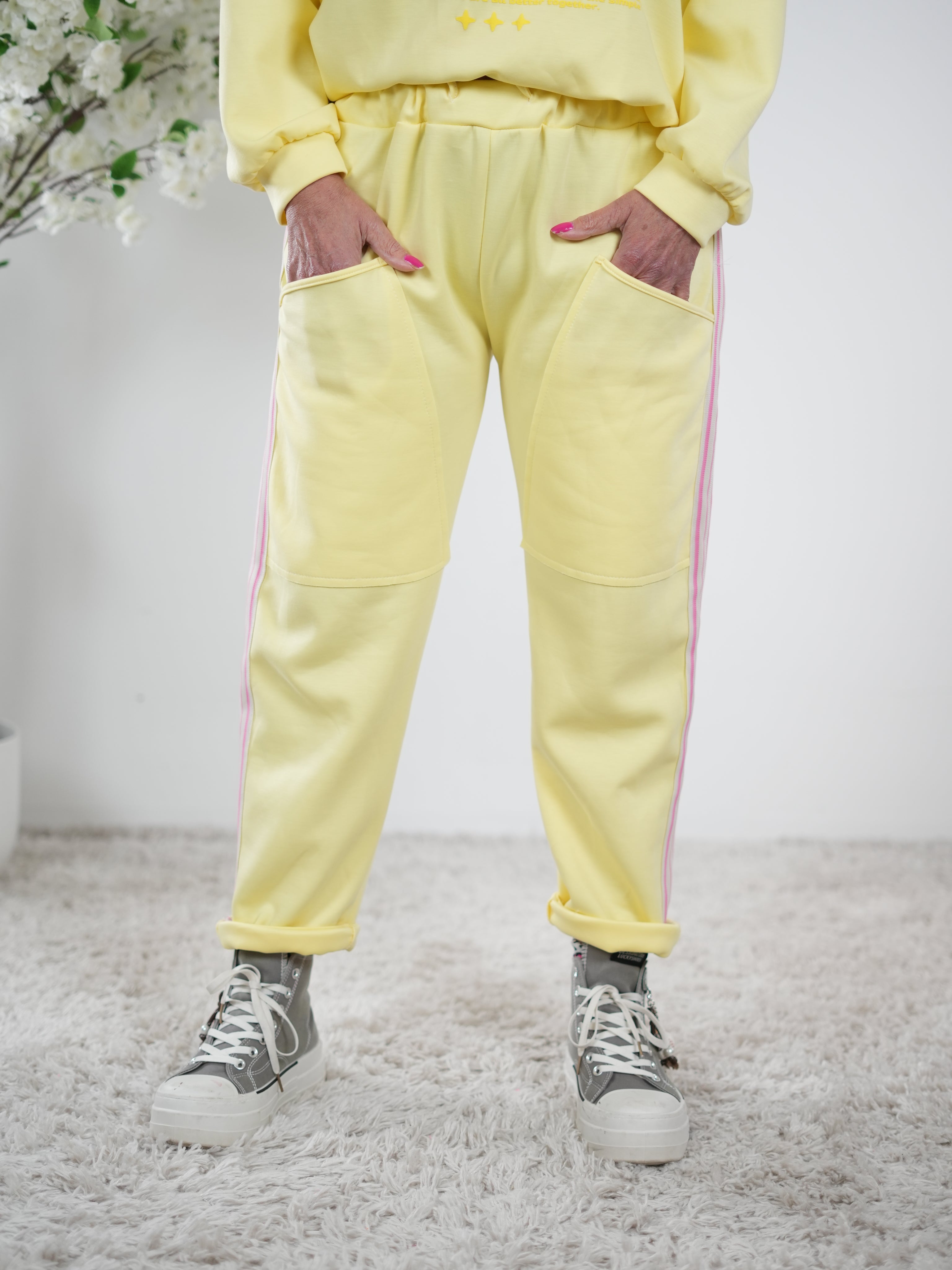 Weiche Pants mit seitlichem pinken Streifen One Size (ca Größe 40-44) Gelb