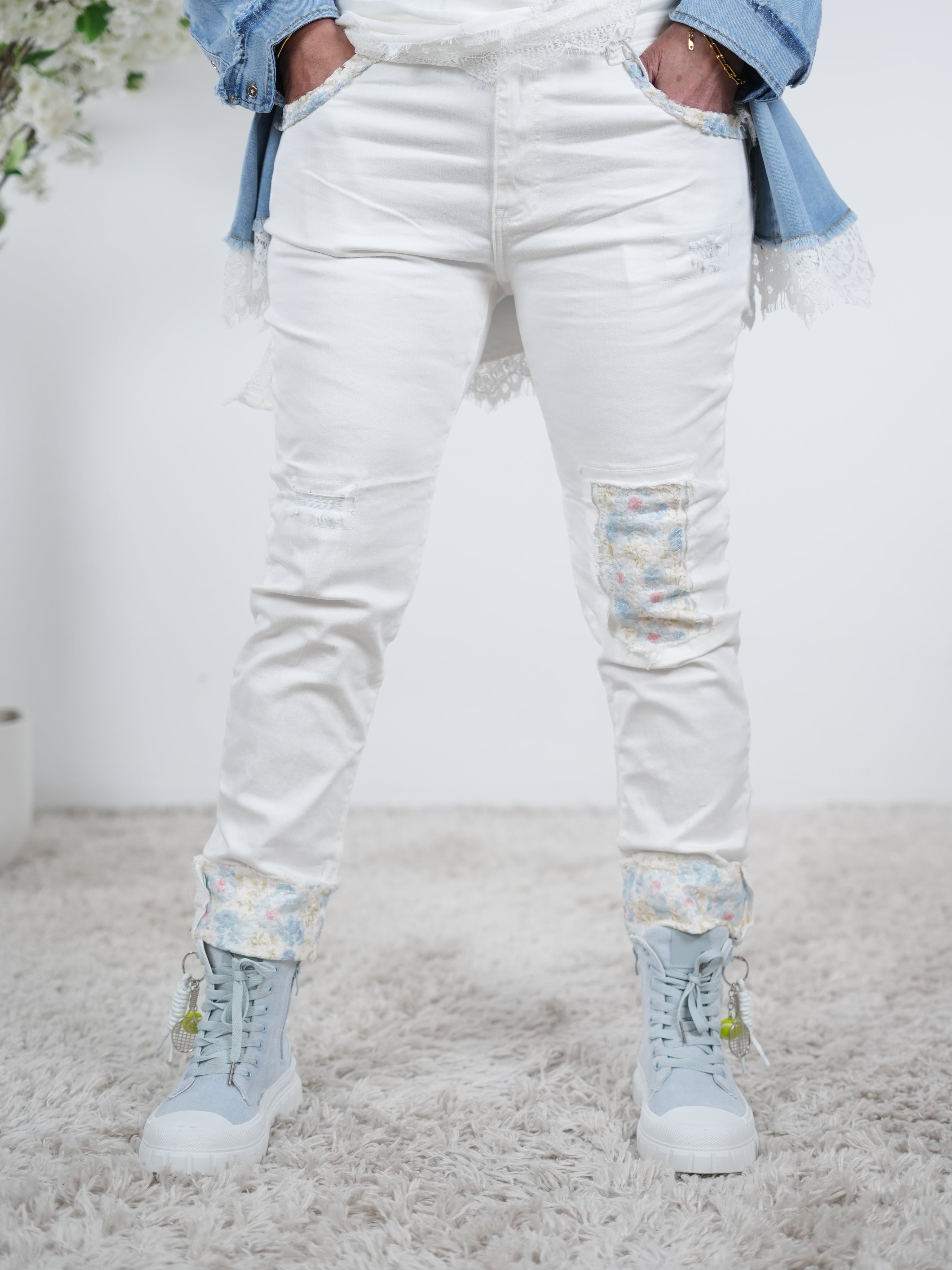 weiße Jeans im destroyed Look mit Blümchen Verzierungen