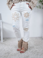 Weiße Jeans mit Blümchen Patches und destroyed Look