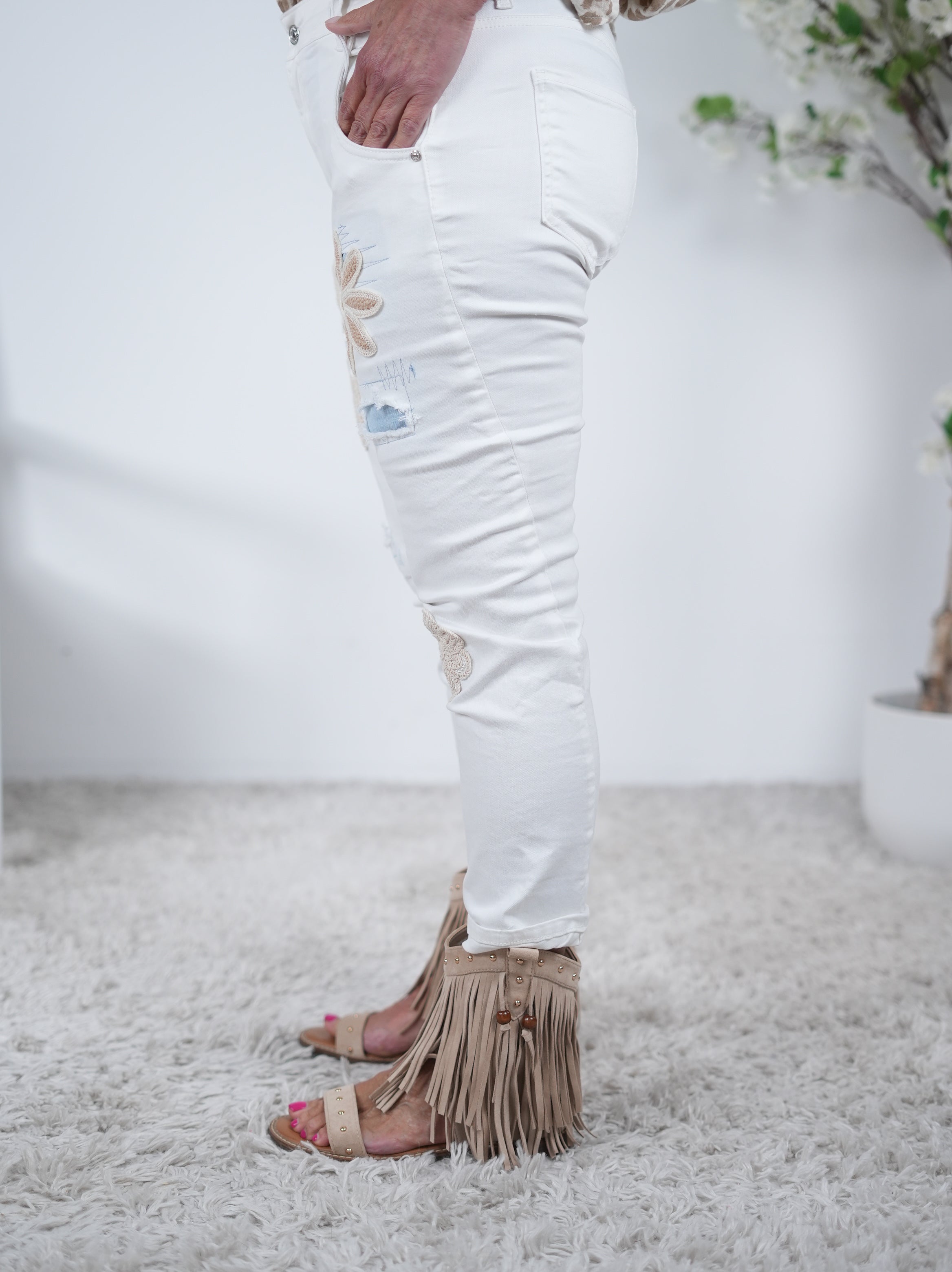 Weiße Jeans mit Blümchen Patches und destroyed Look