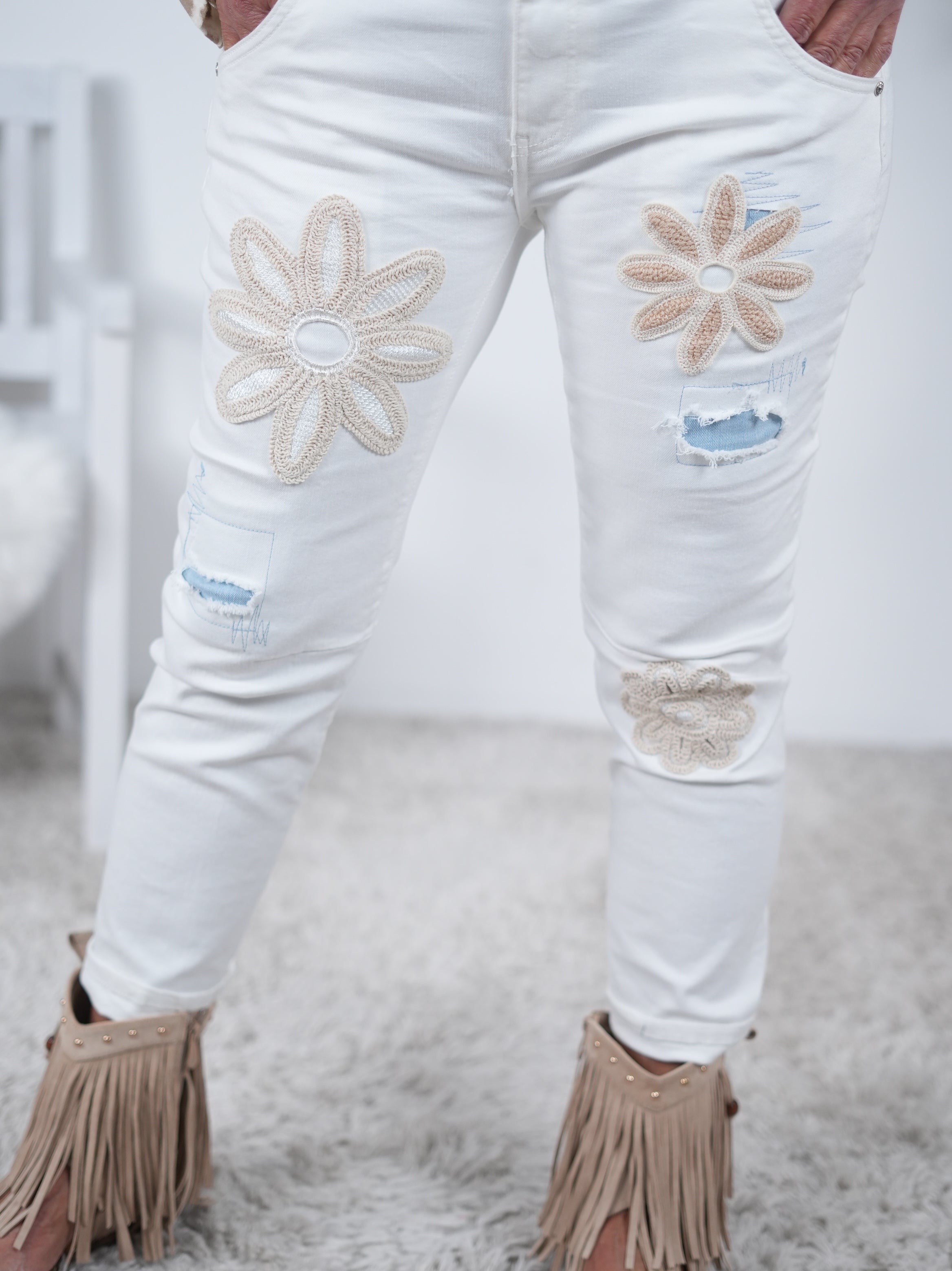 Weiße Jeans mit Blümchen Patches und destroyed Look