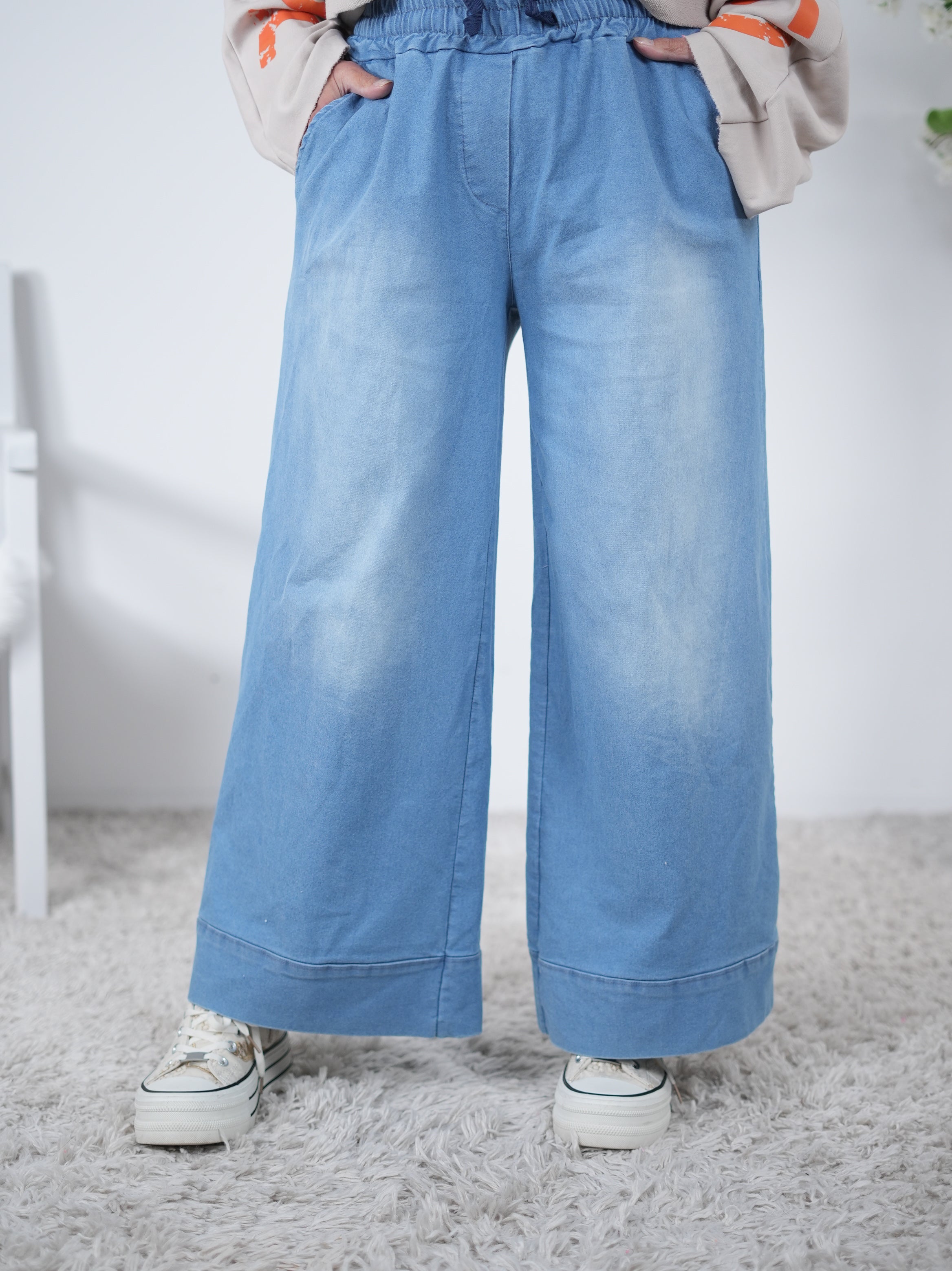 Weite Blue Jeans mit elastischem Bund