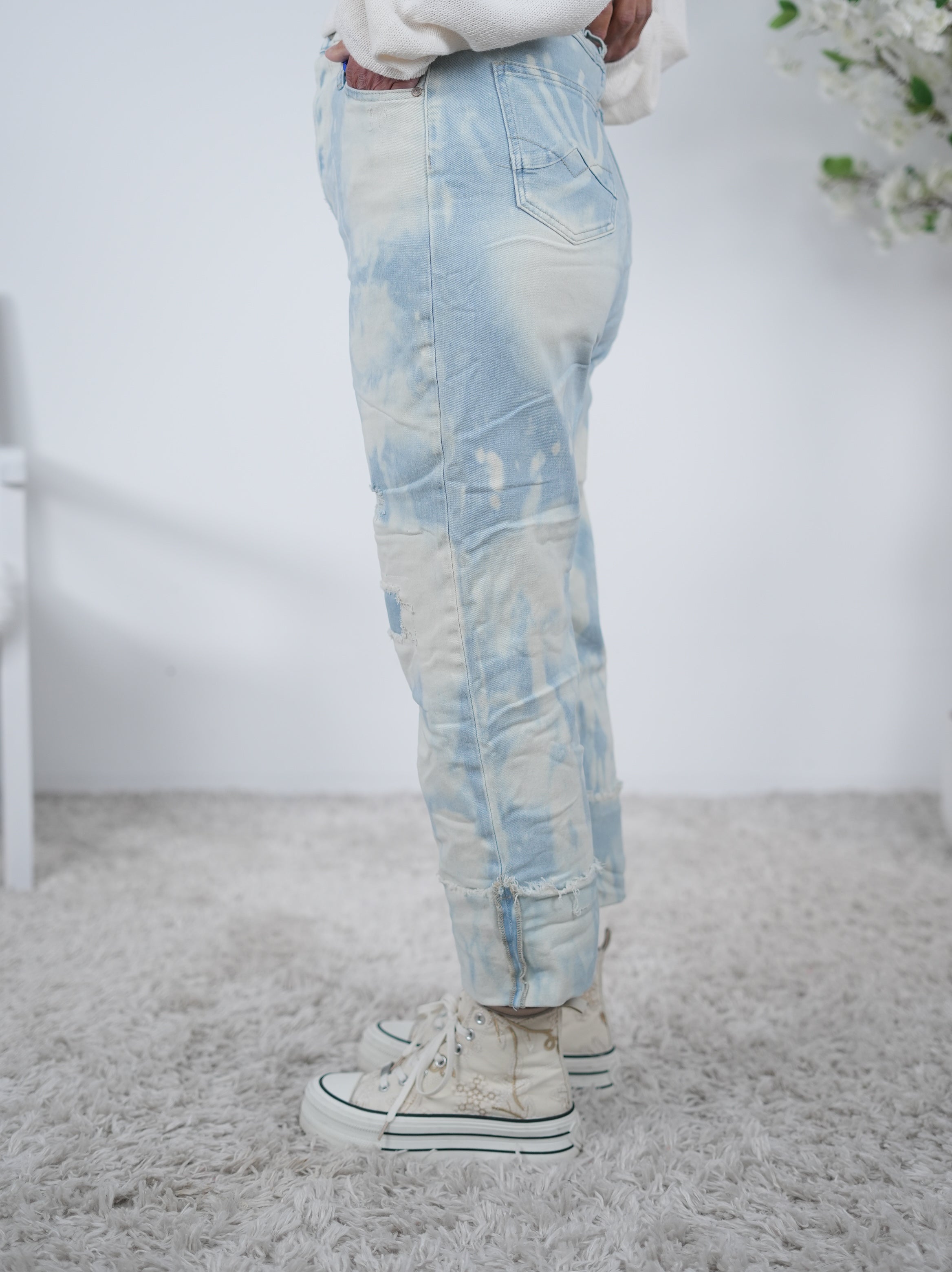 Weite Jeans im Batik Look