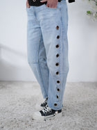 Weite Jeans mit Ösen verziert