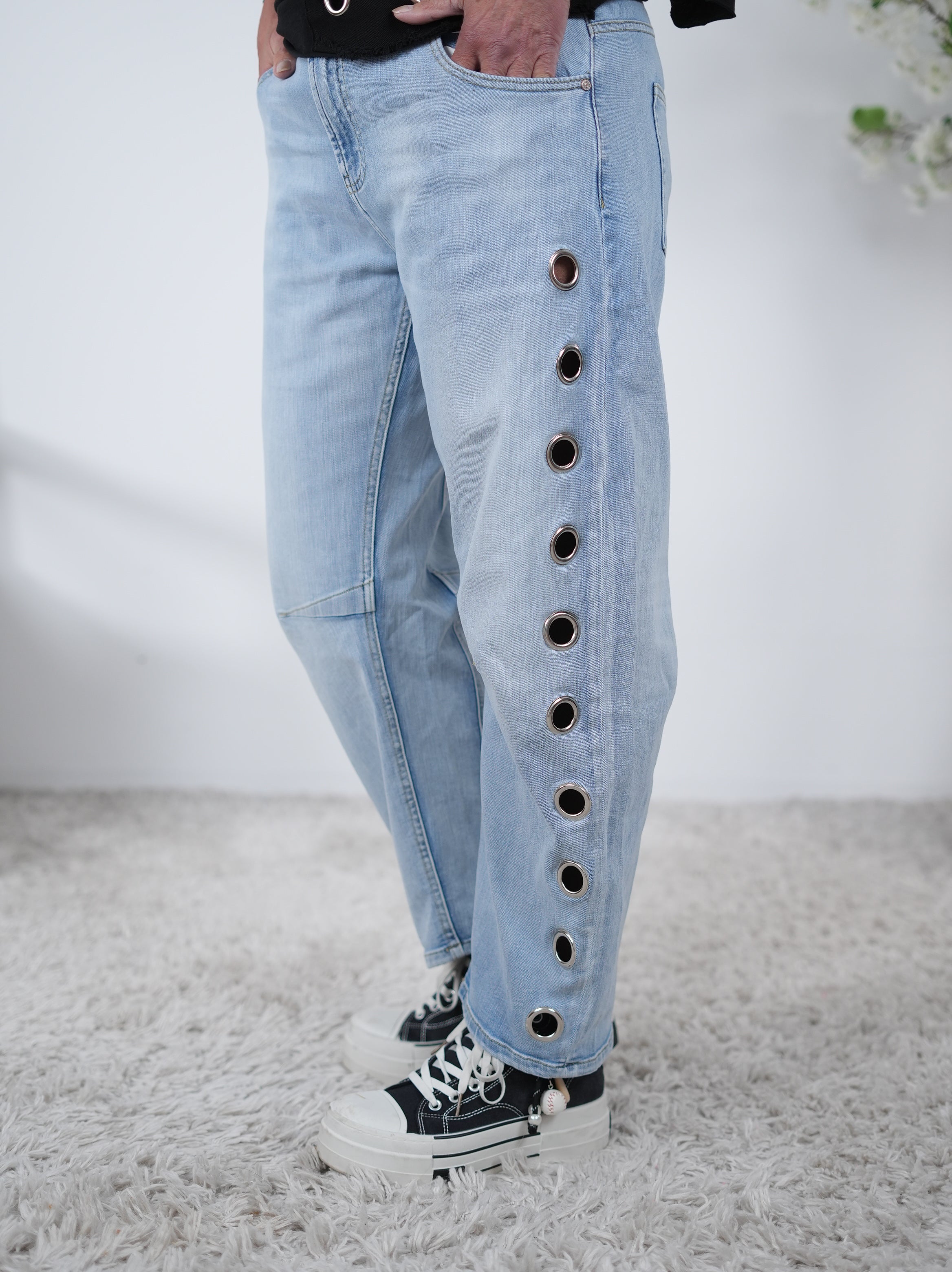 Weite Jeans mit Ösen verziert