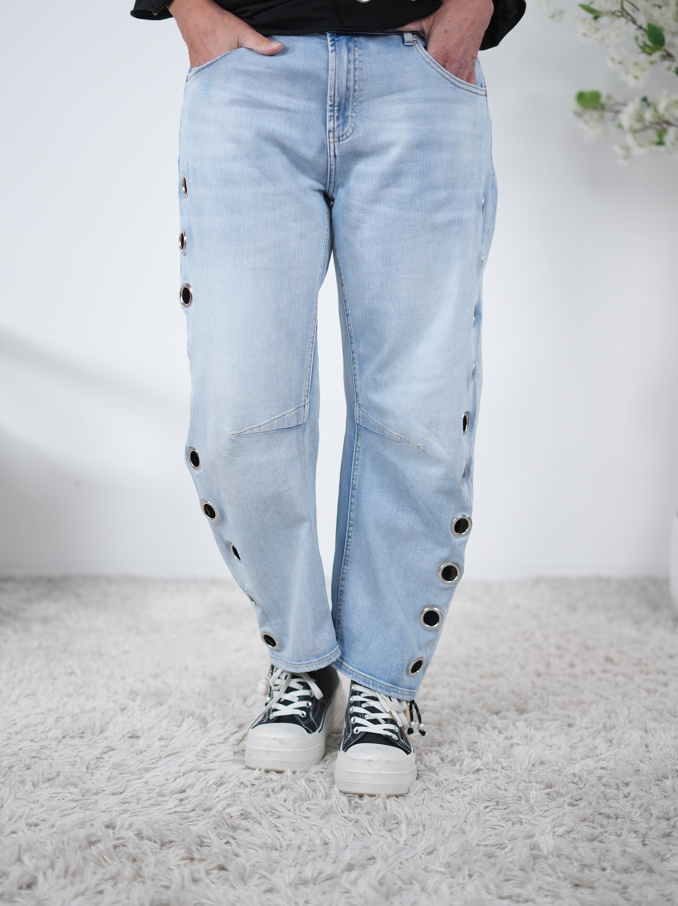 Weite Jeans mit Ösen verziert