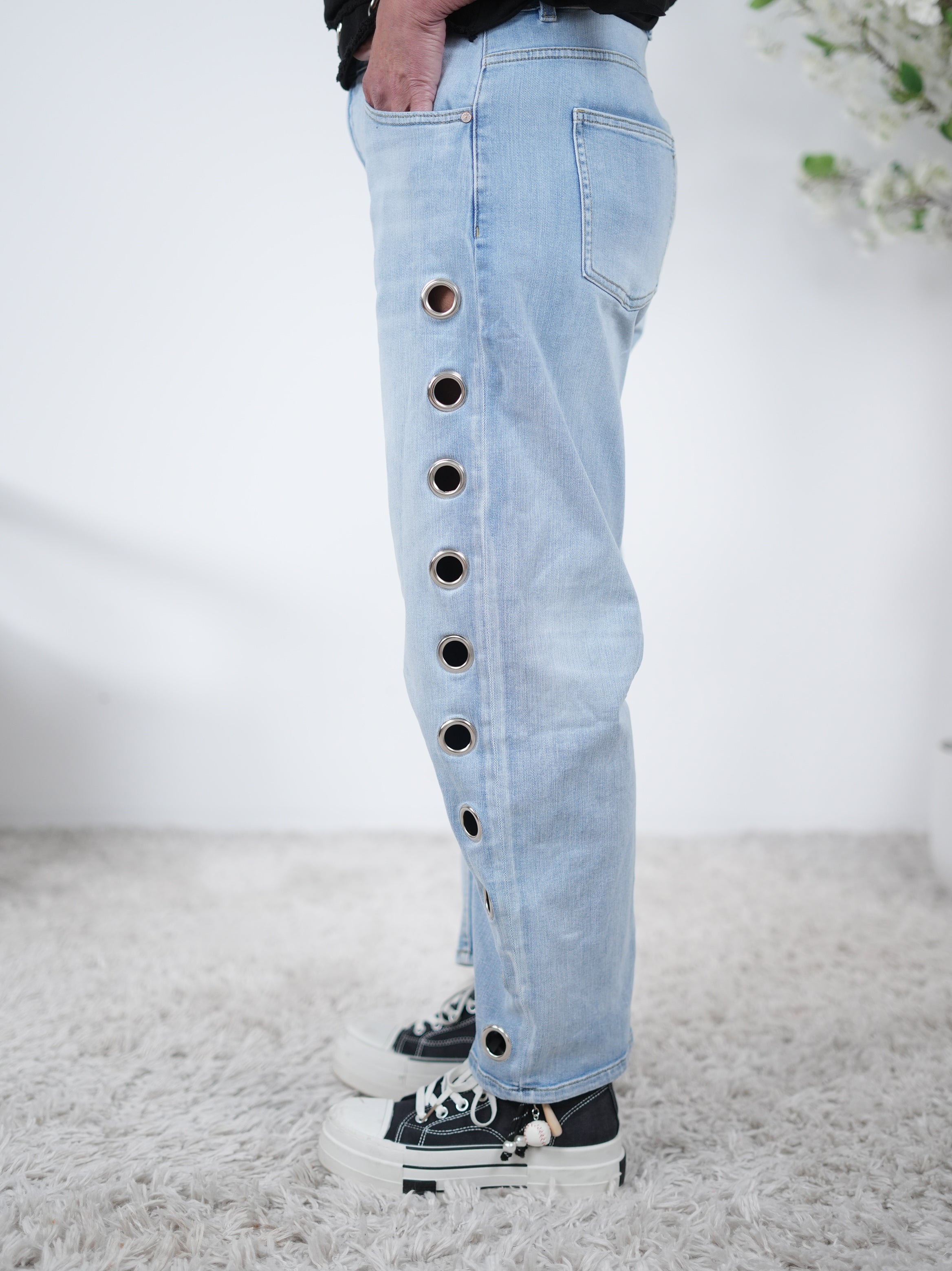 Weite Jeans mit Ösen verziert