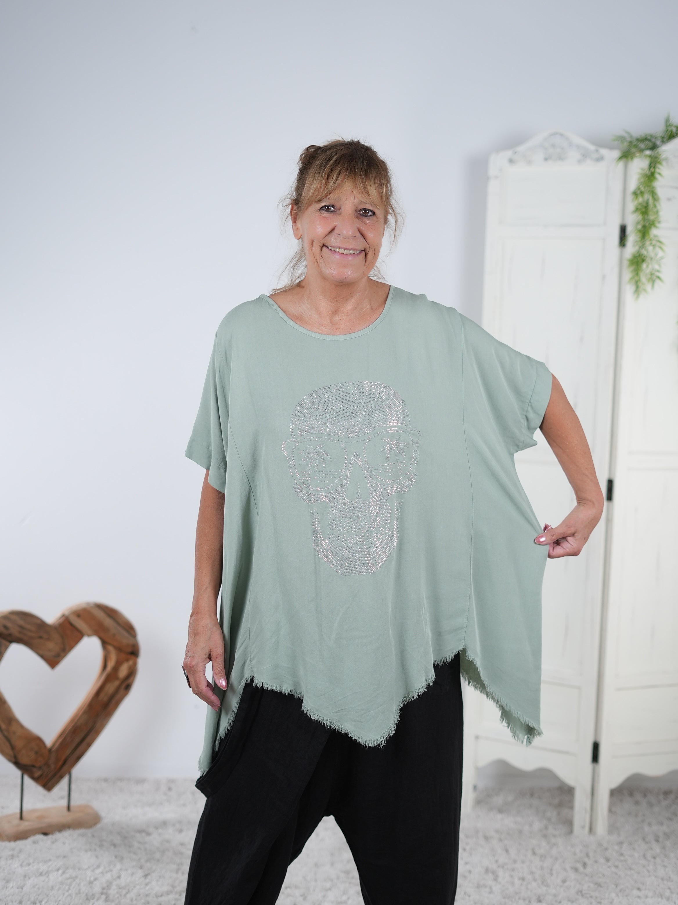 weites Blusenshirt mit Skull Motiv aus Strasssteinen