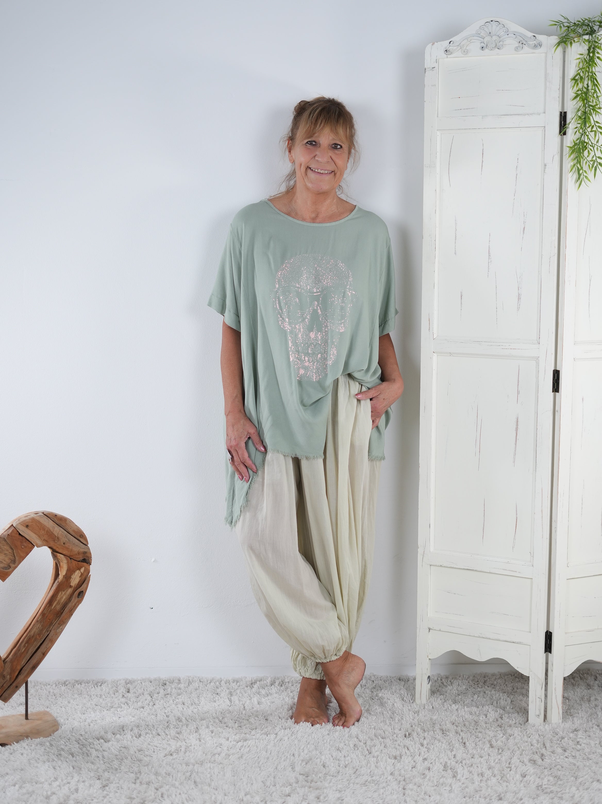 weites Blusenshirt mit Skull Motiv aus Strasssteinen Olive