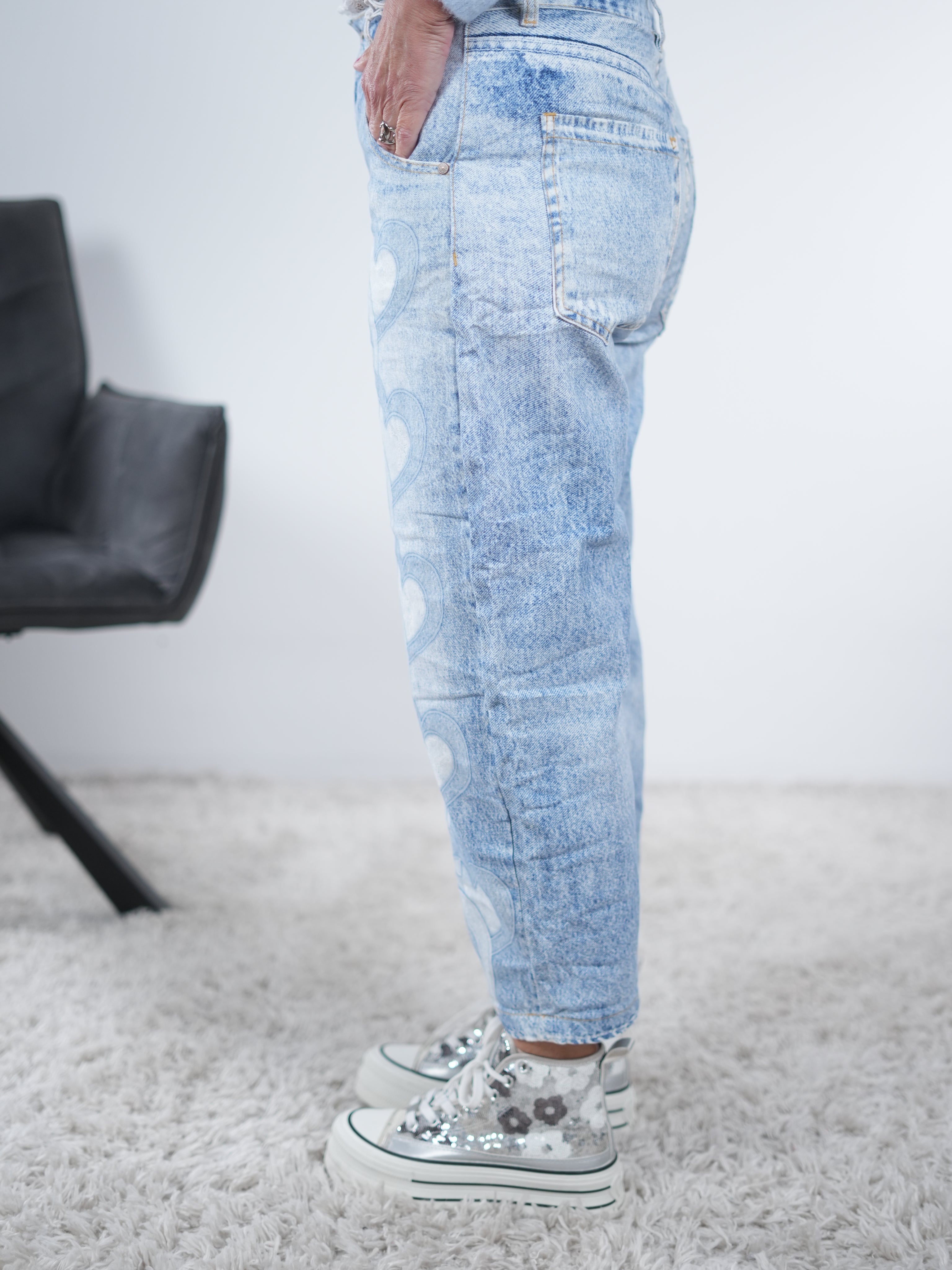 Wide Leg Jeans mit Herzchen verziert