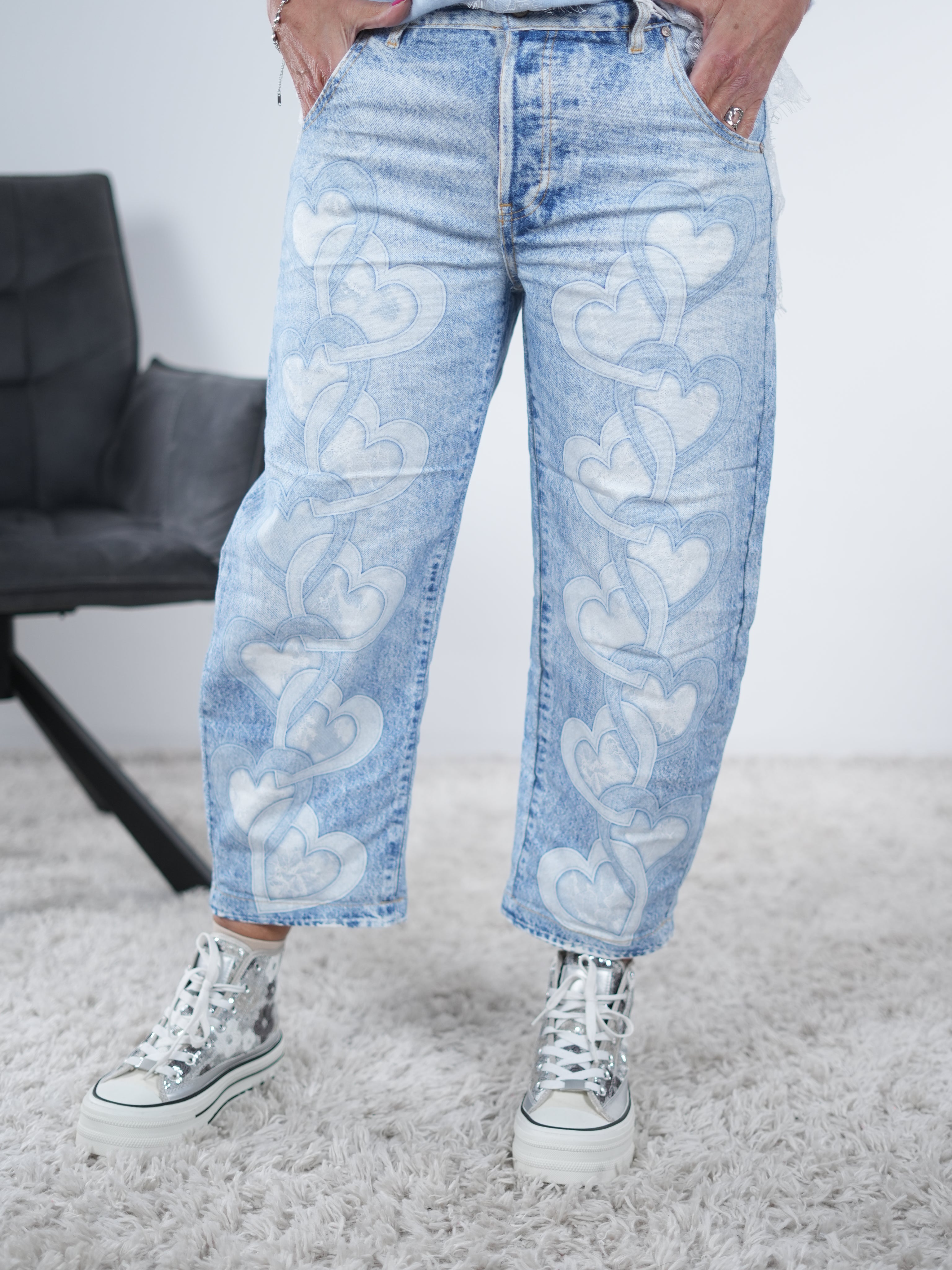 Wide Leg Jeans mit Herzchen verziert
