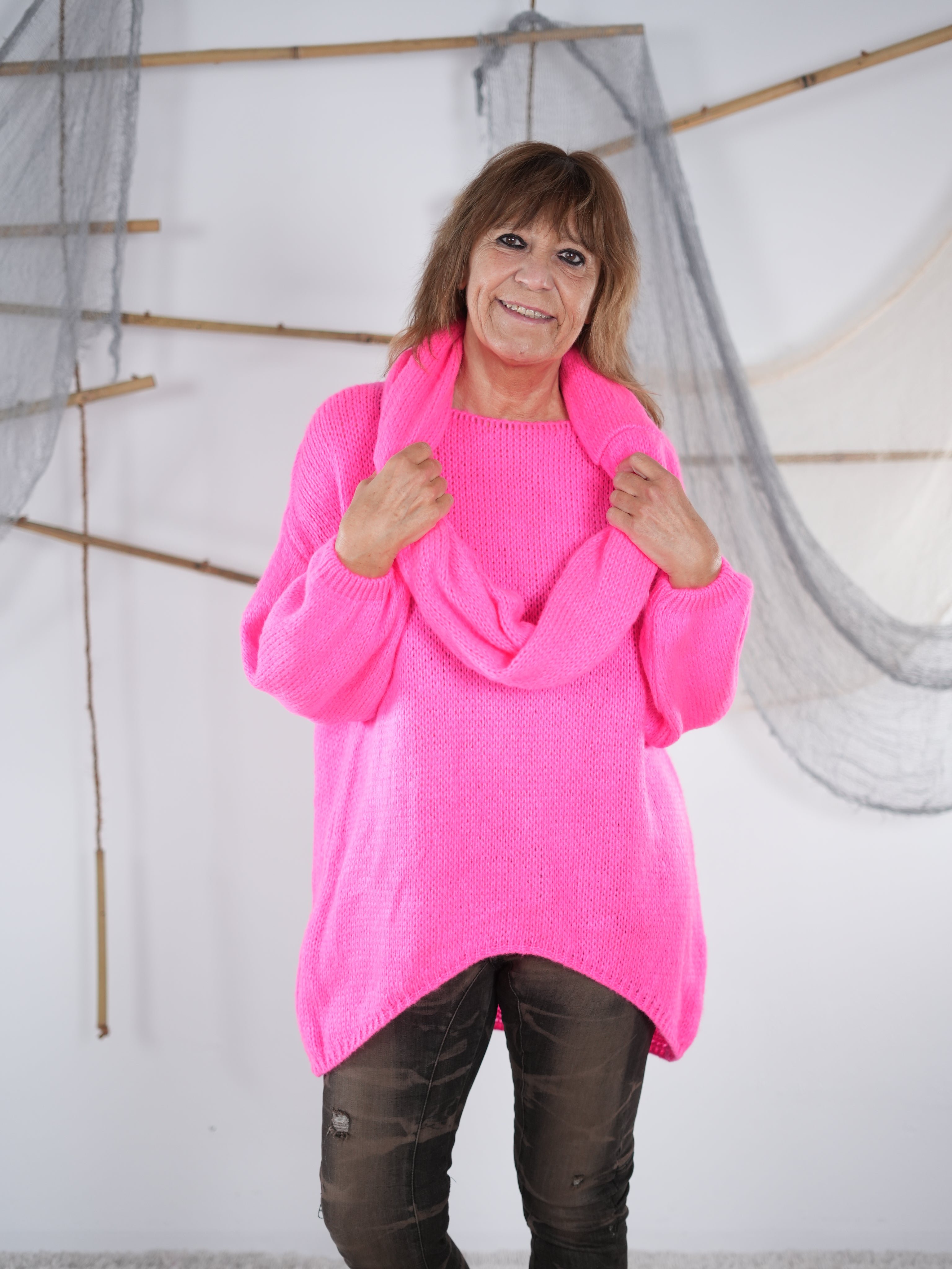 locker gestrickter Pulli mit Gummibündchen, Vokuhila Schnitt, mit passendem Schal, Rundhalsausschnitt, Neonpink