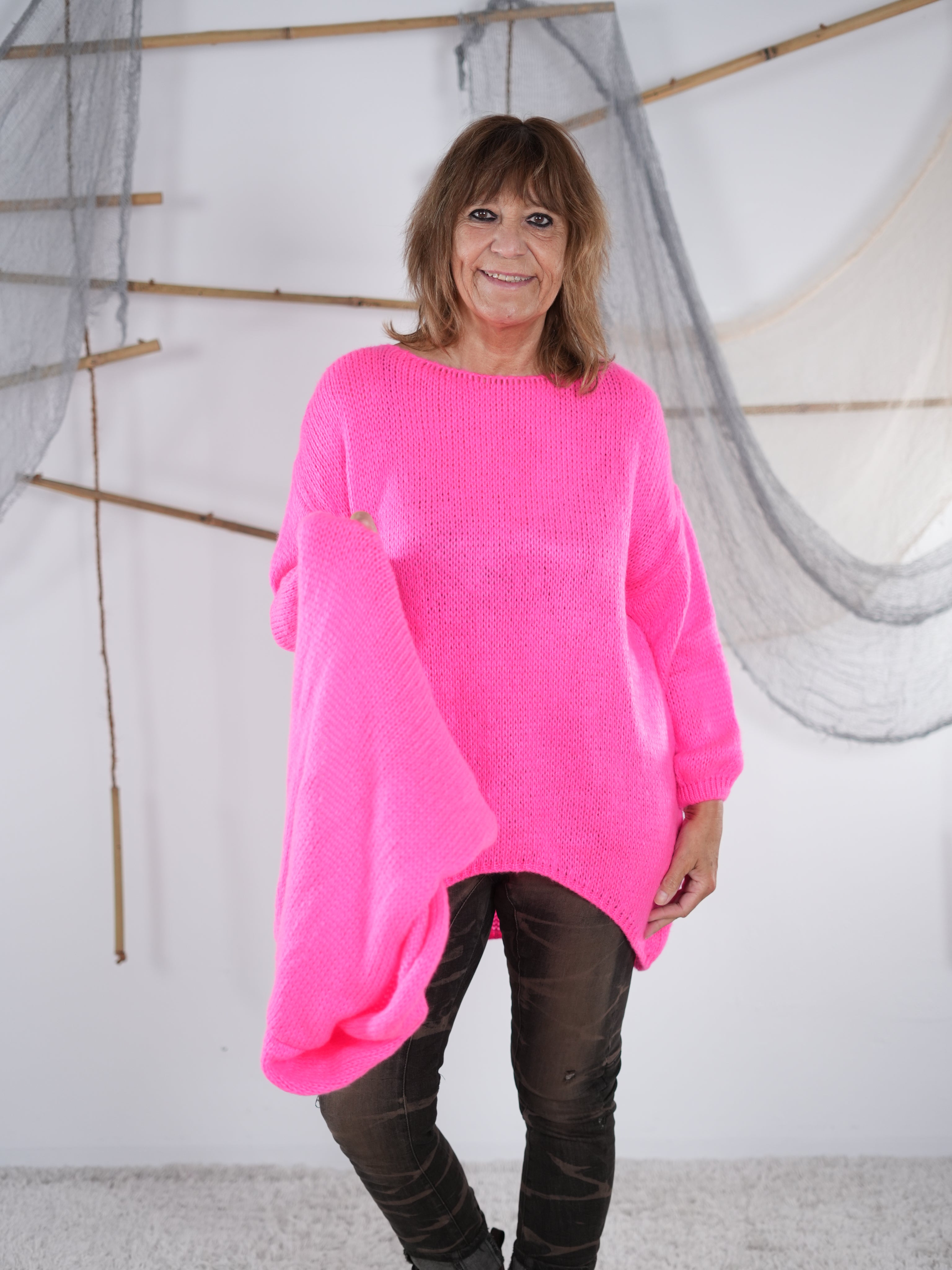 locker gestrickter Pulli mit Gummibündchen, Vokuhila Schnitt, mit passendem Schal, Rundhalsausschnitt, Neonpink