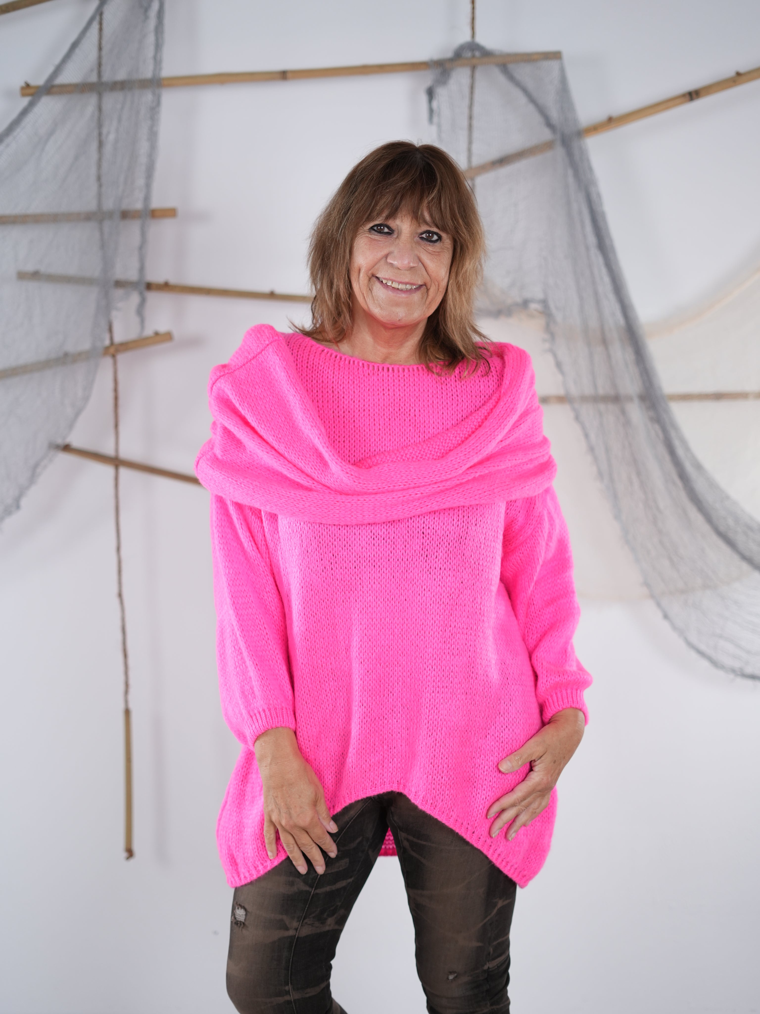 locker gestrickter Pulli mit Gummibündchen, Vokuhila Schnitt, mit passendem Schal, Rundhalsausschnitt, Neonpink, Tragebild