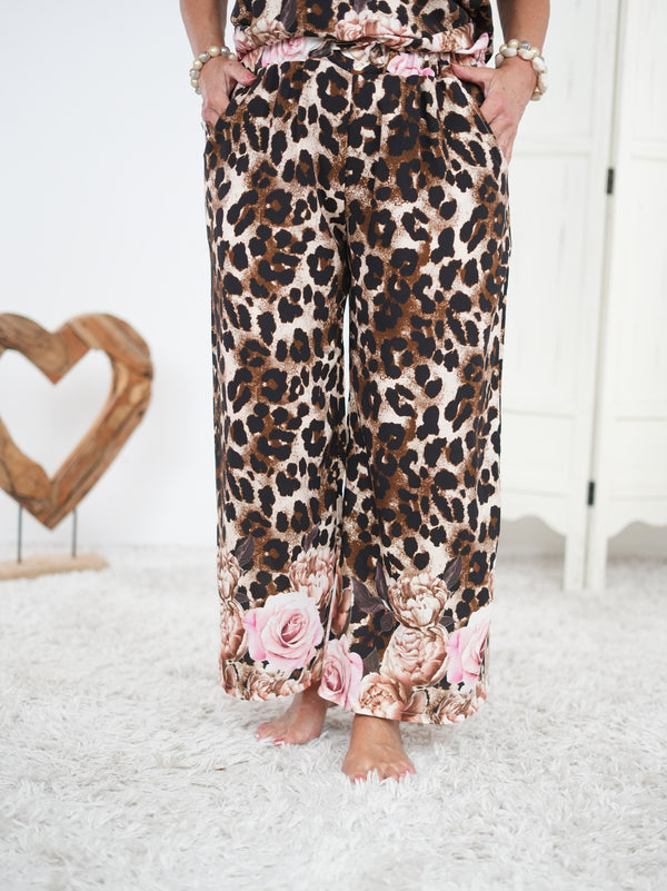 Marlene Hose im Leo Look mit Blumen Motiv Camel