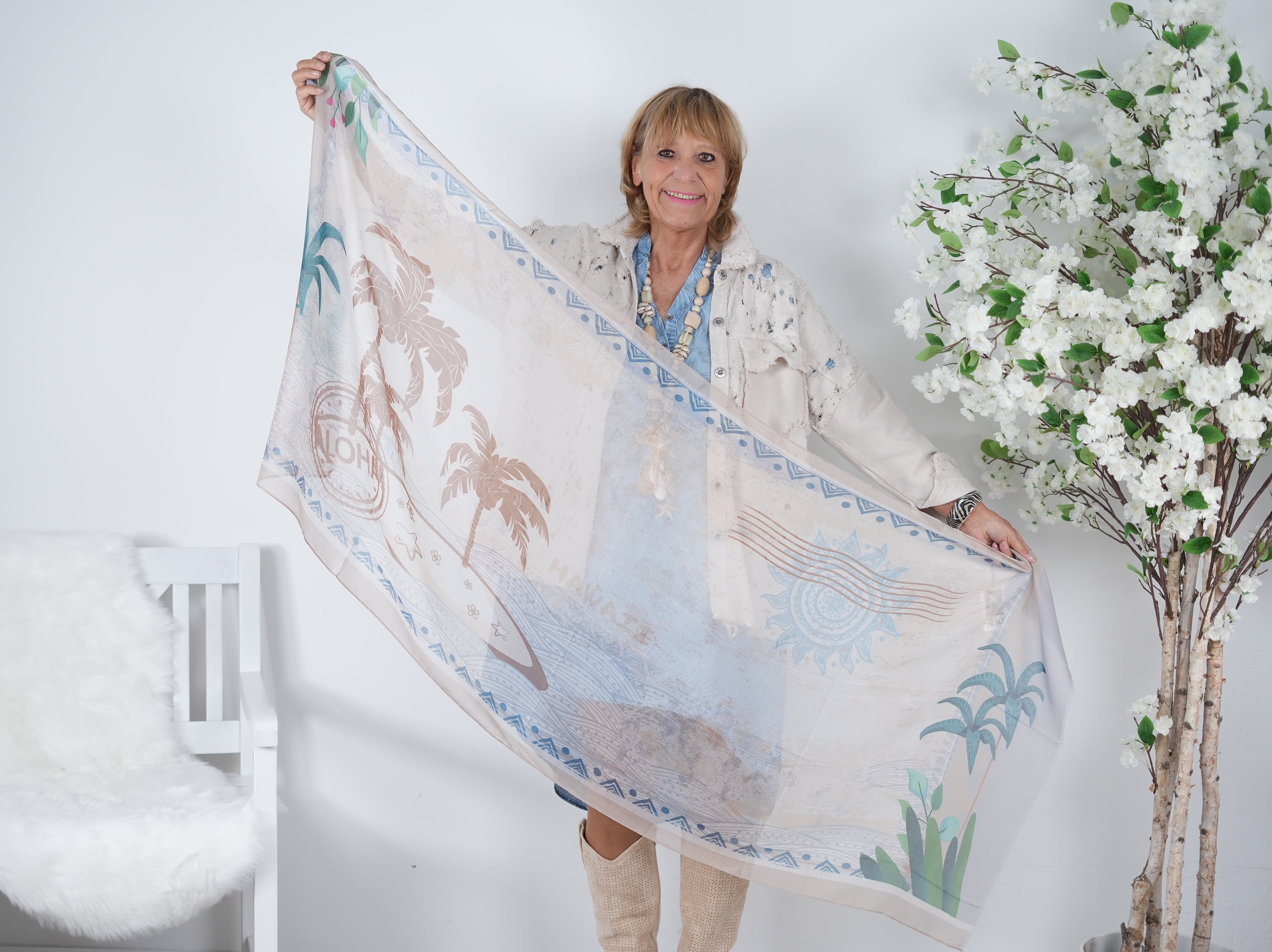 Niedliches Tuch mit Muster Beige