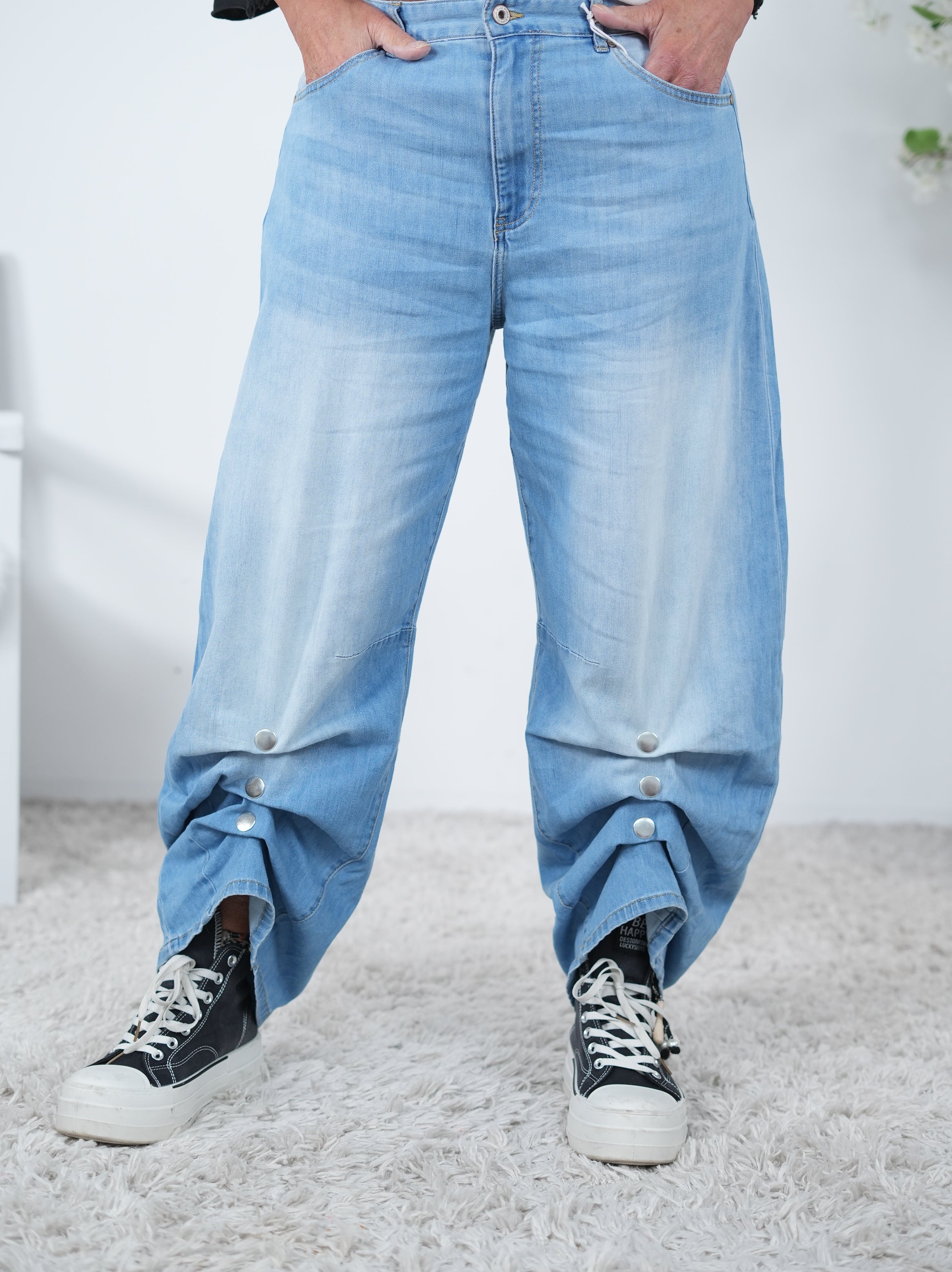 Weite Bottle Jeans mit Druckknopf-Detail und Raffung