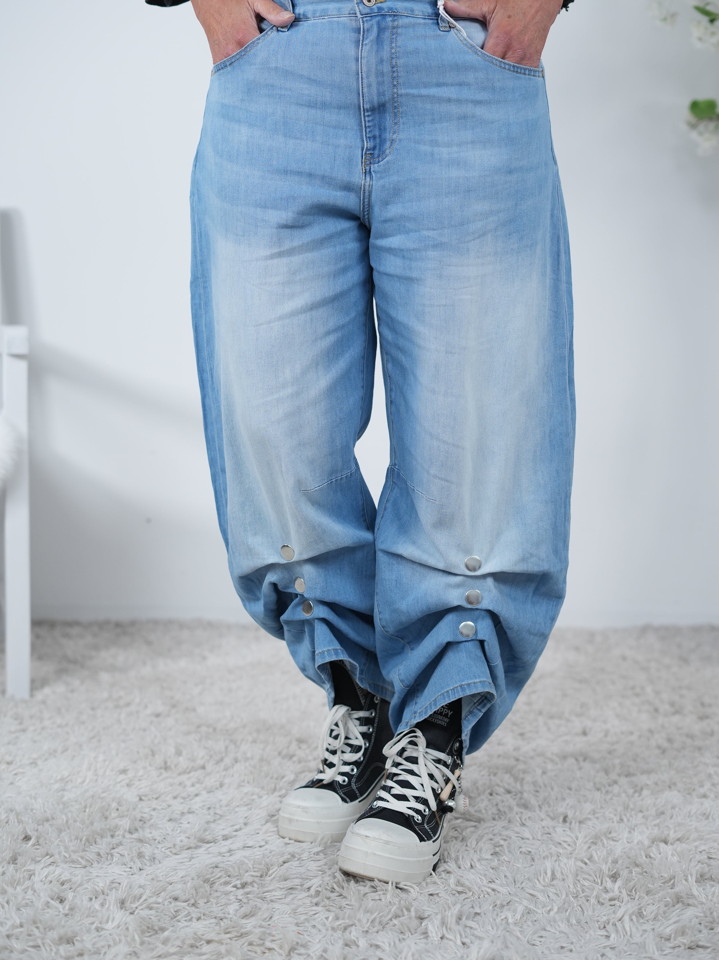 Weite Bottle Jeans mit Druckknopf-Detail und Raffung