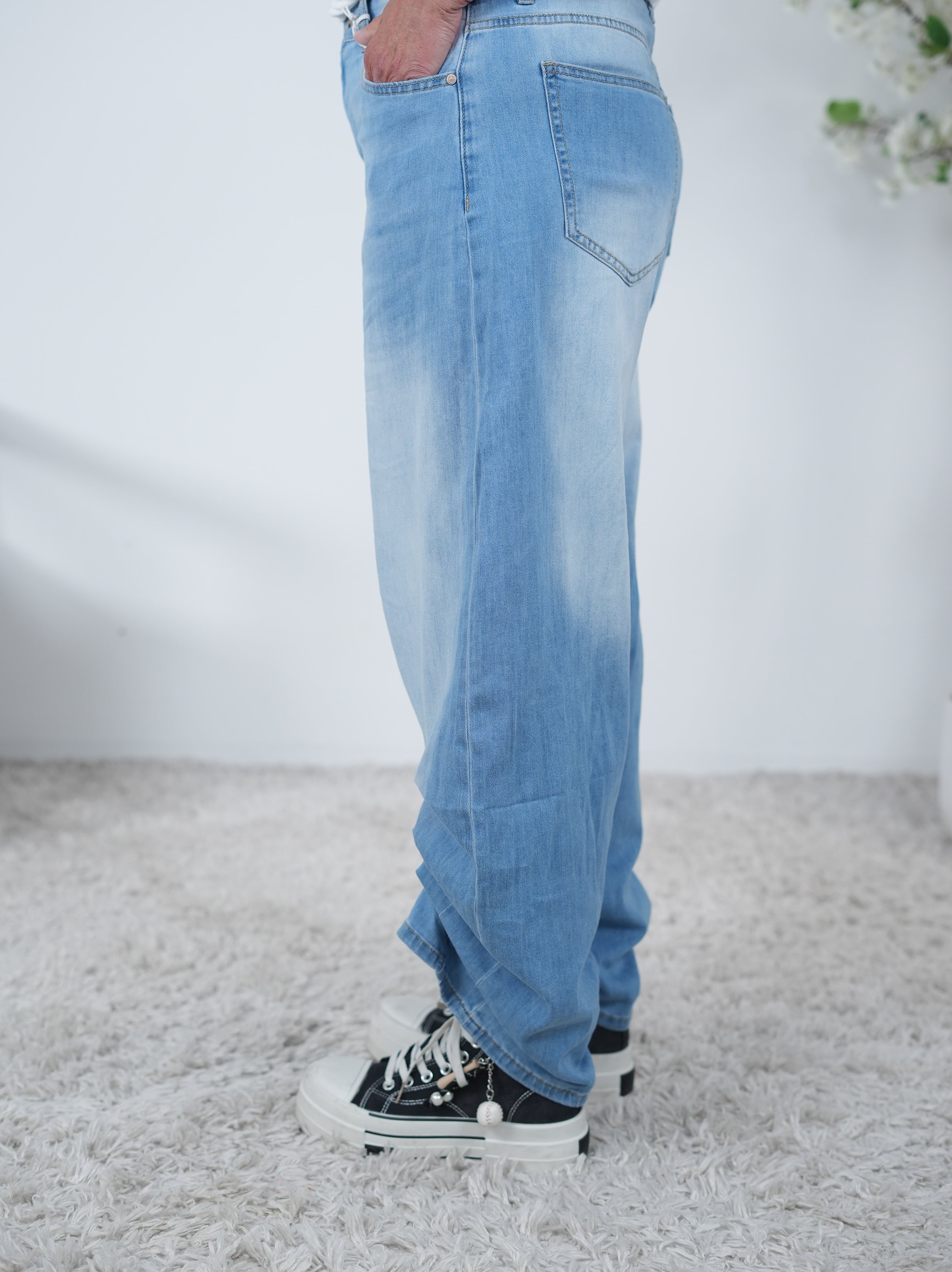 Weite Bottle Jeans mit Druckknopf-Detail und Raffung