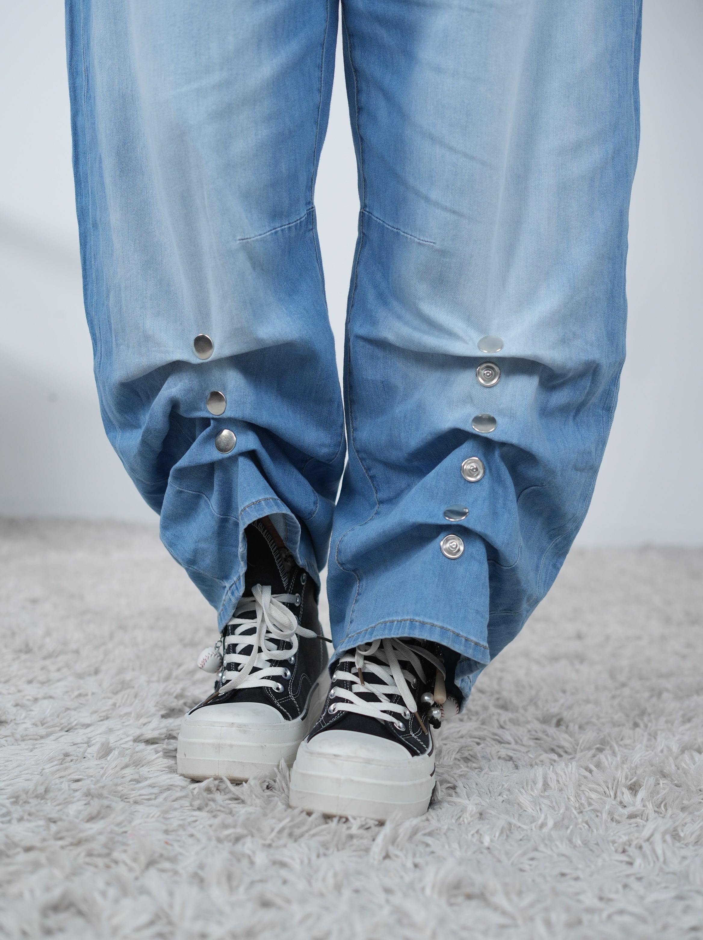 Weite Bottle Jeans mit Druckknopf-Detail und Raffung