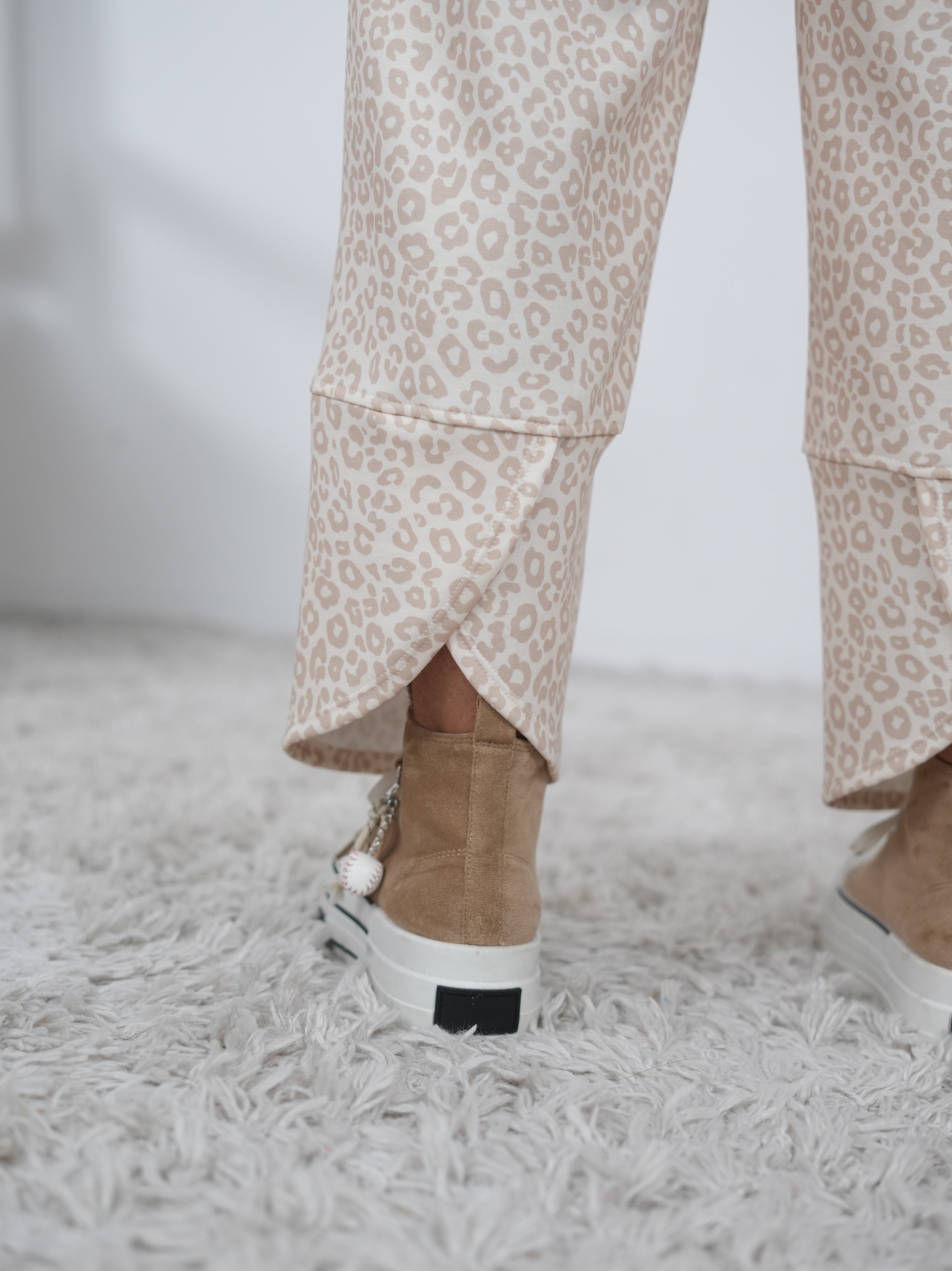 Weiche Wide Leg Pants im Leo Design