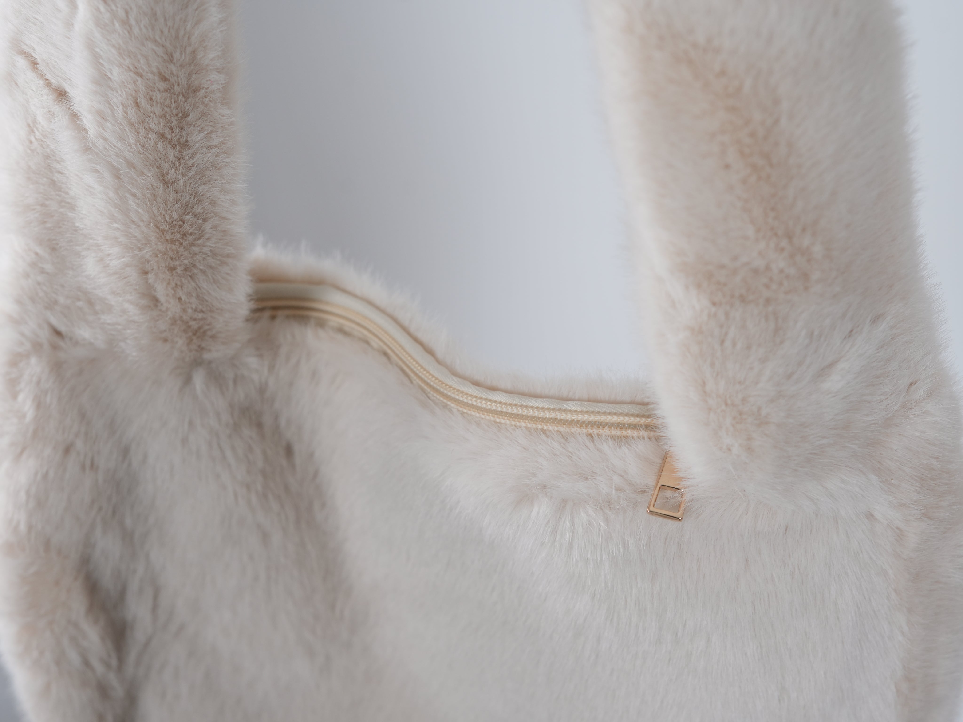 Flauschige Crossbag in Pastell