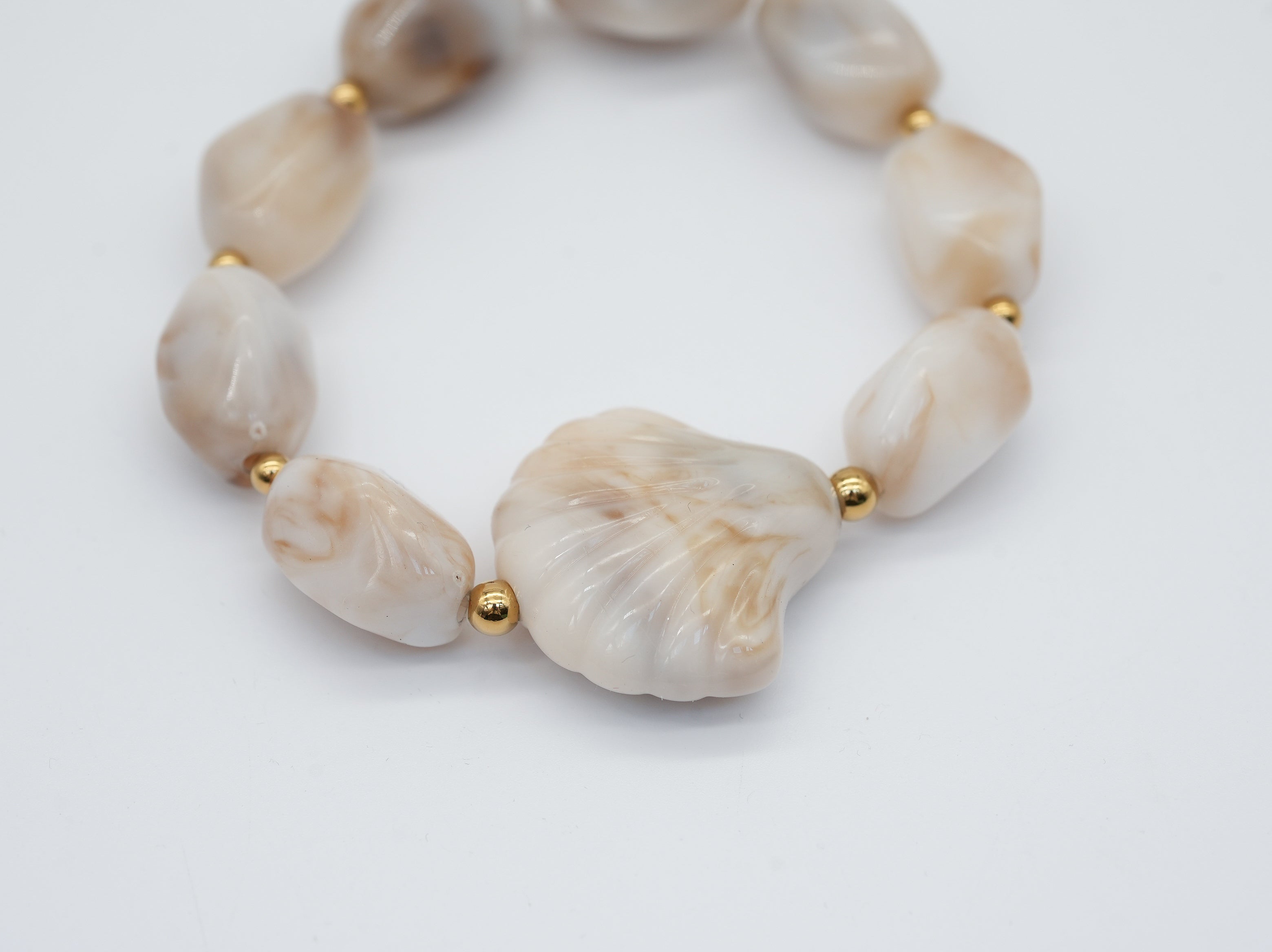 Armband mit Muschel verziert