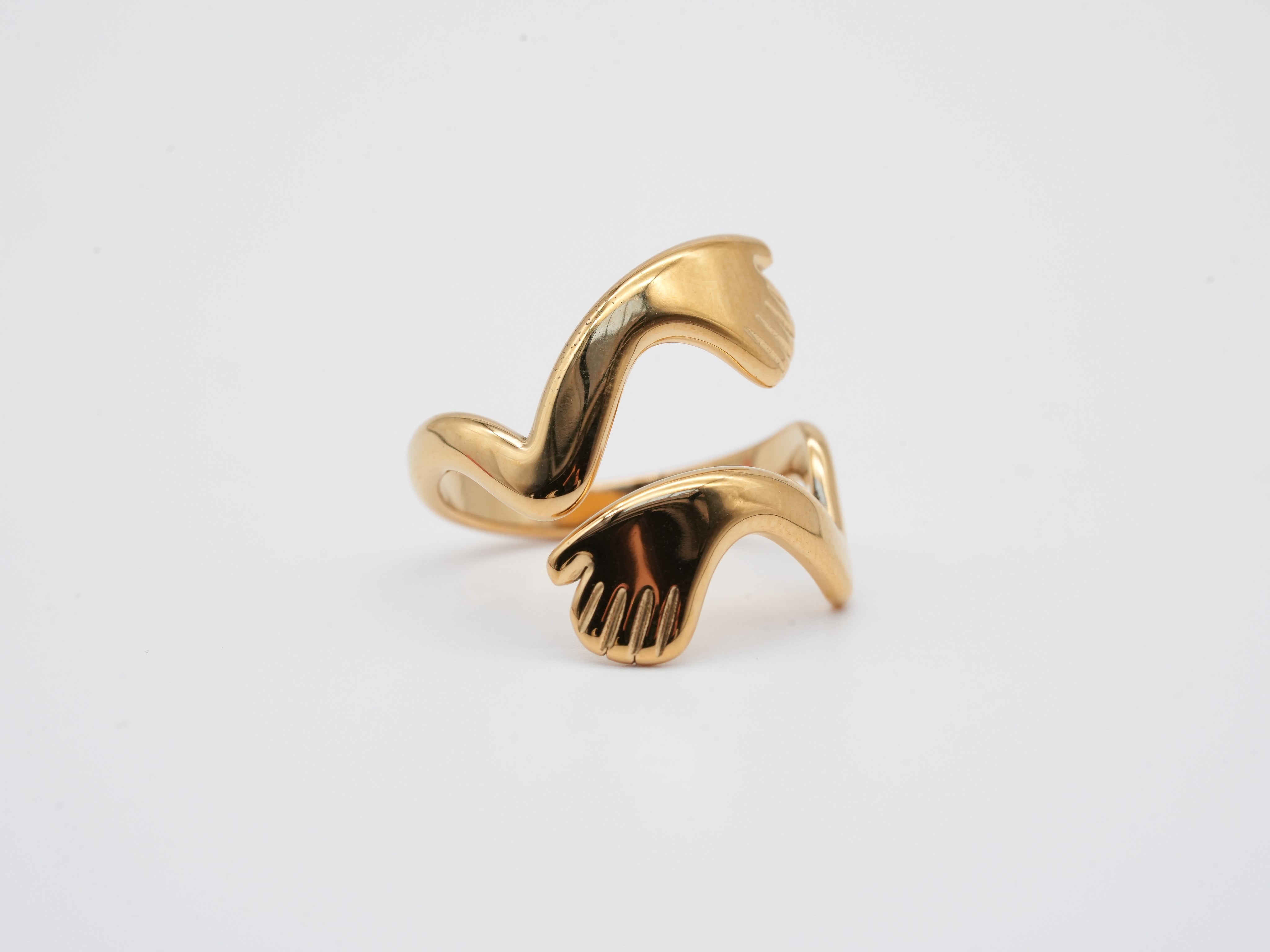 Vergoldeter Edelstahlring im Handmotiv