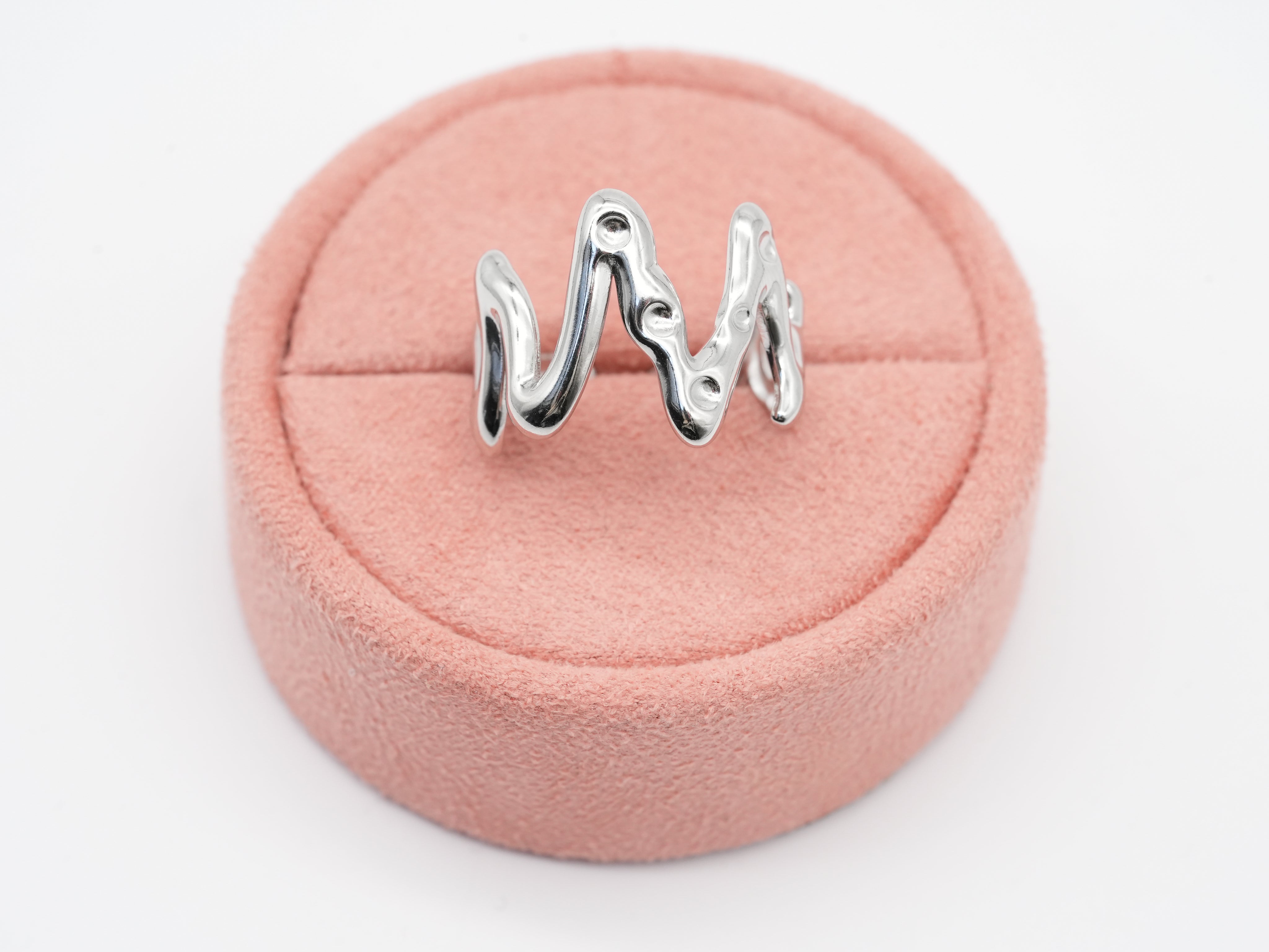 Edelstahlring in organischer Wellenform