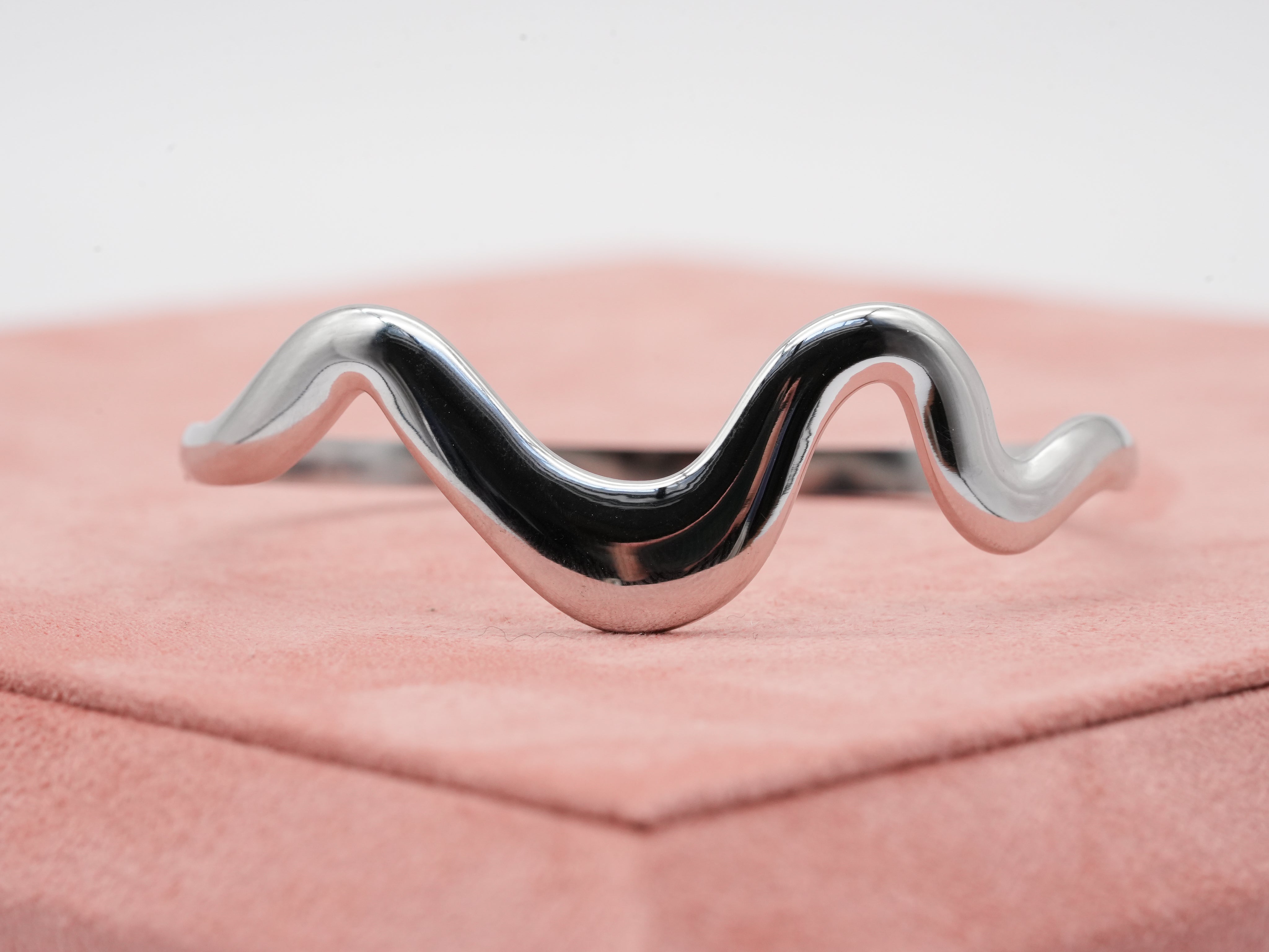 Verstellbarer Edelstahlarmreif in Wellenform