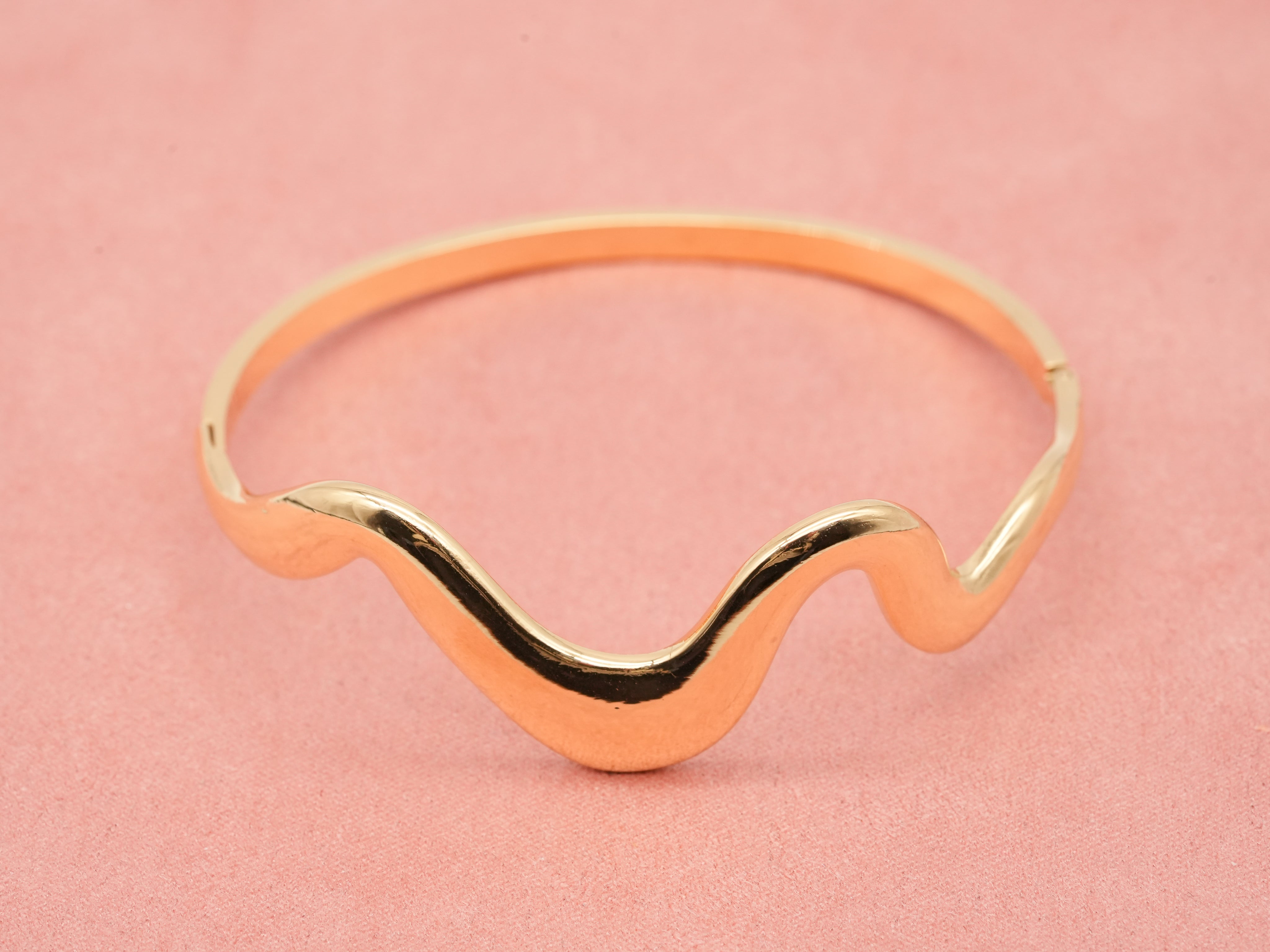 Verstellbarer Edelstahlarmreif in Wellenform