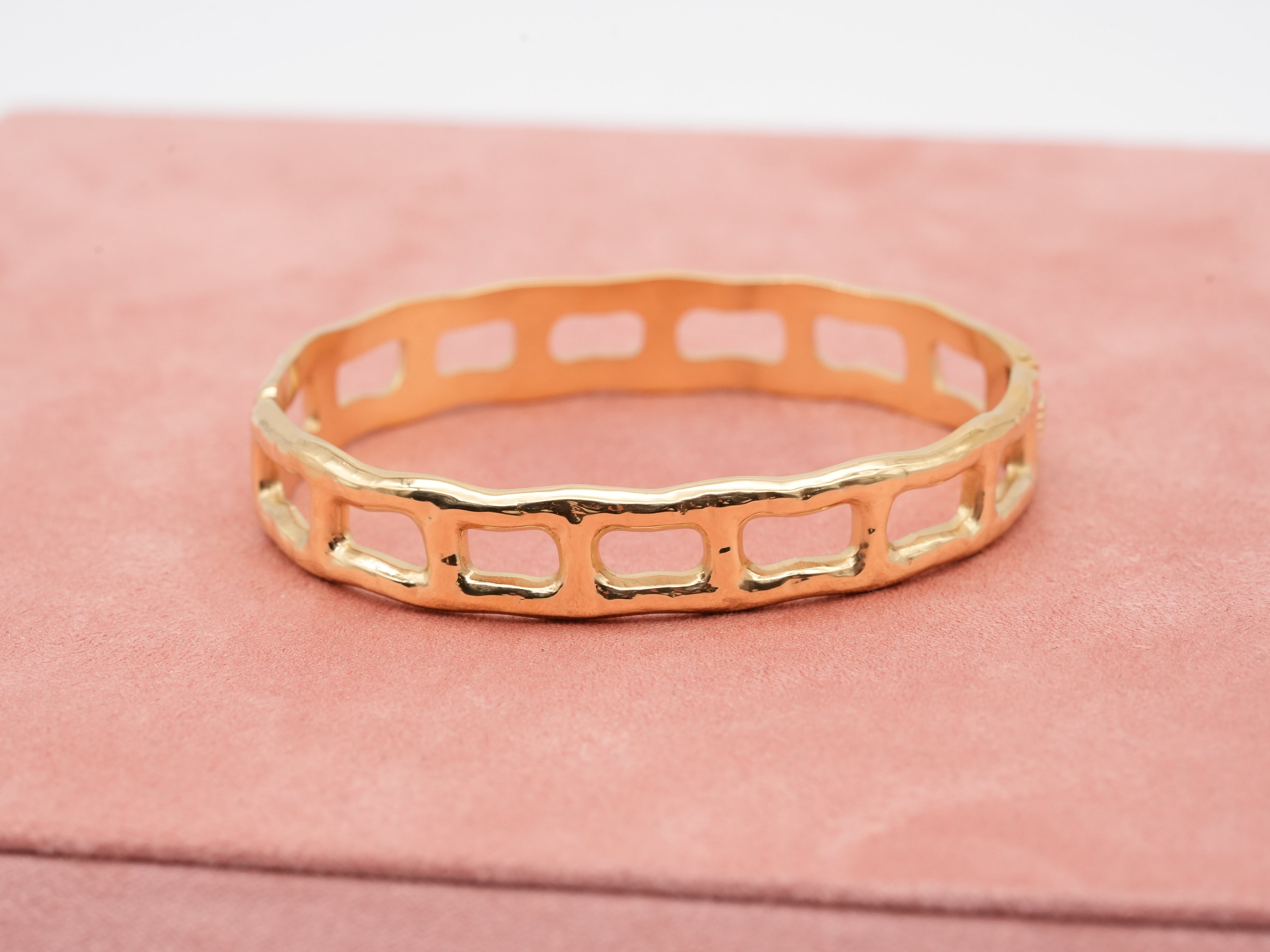 Edelstahlarmreif mit offenem Design