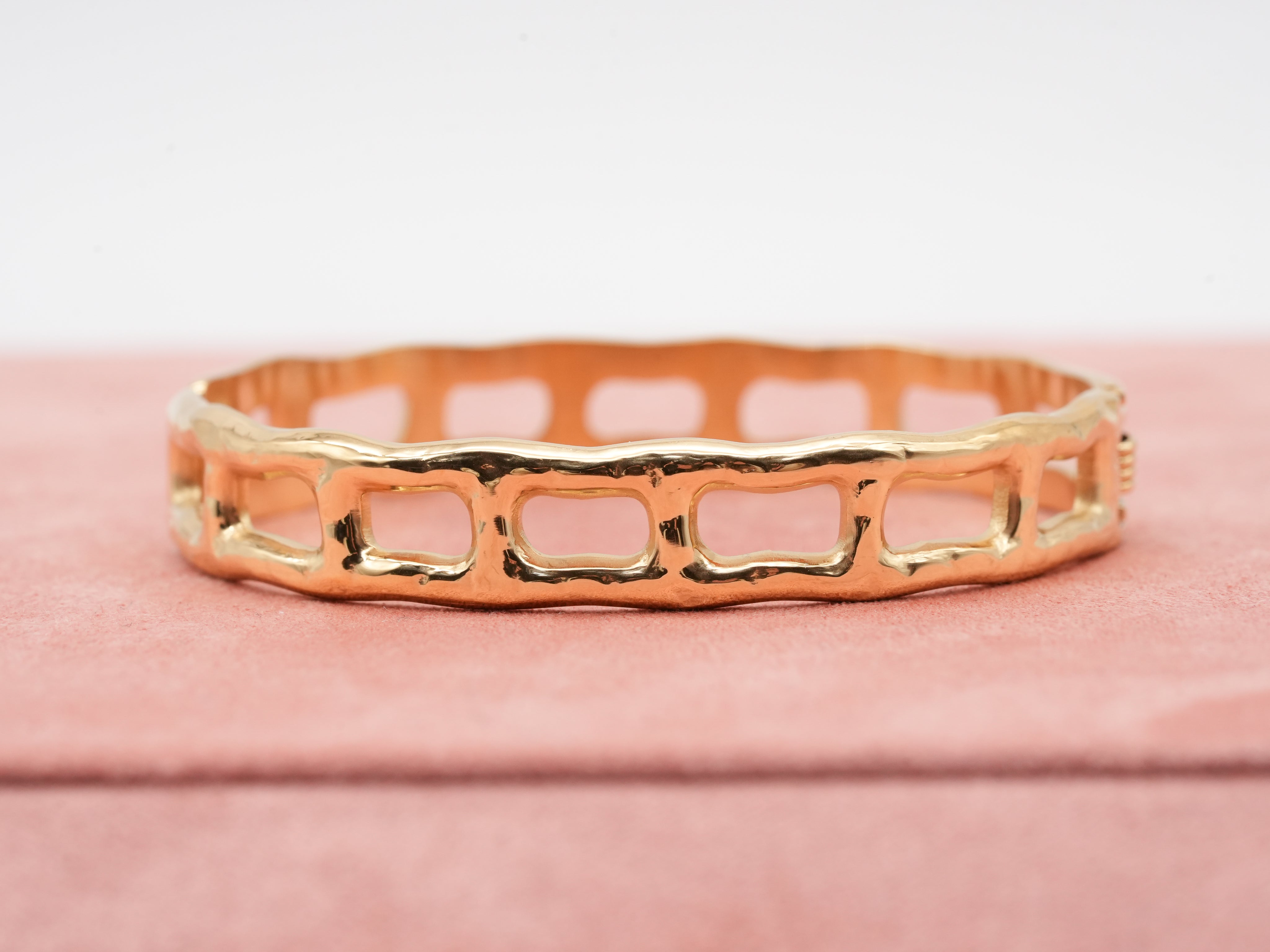 Edelstahlarmreif mit offenem Design