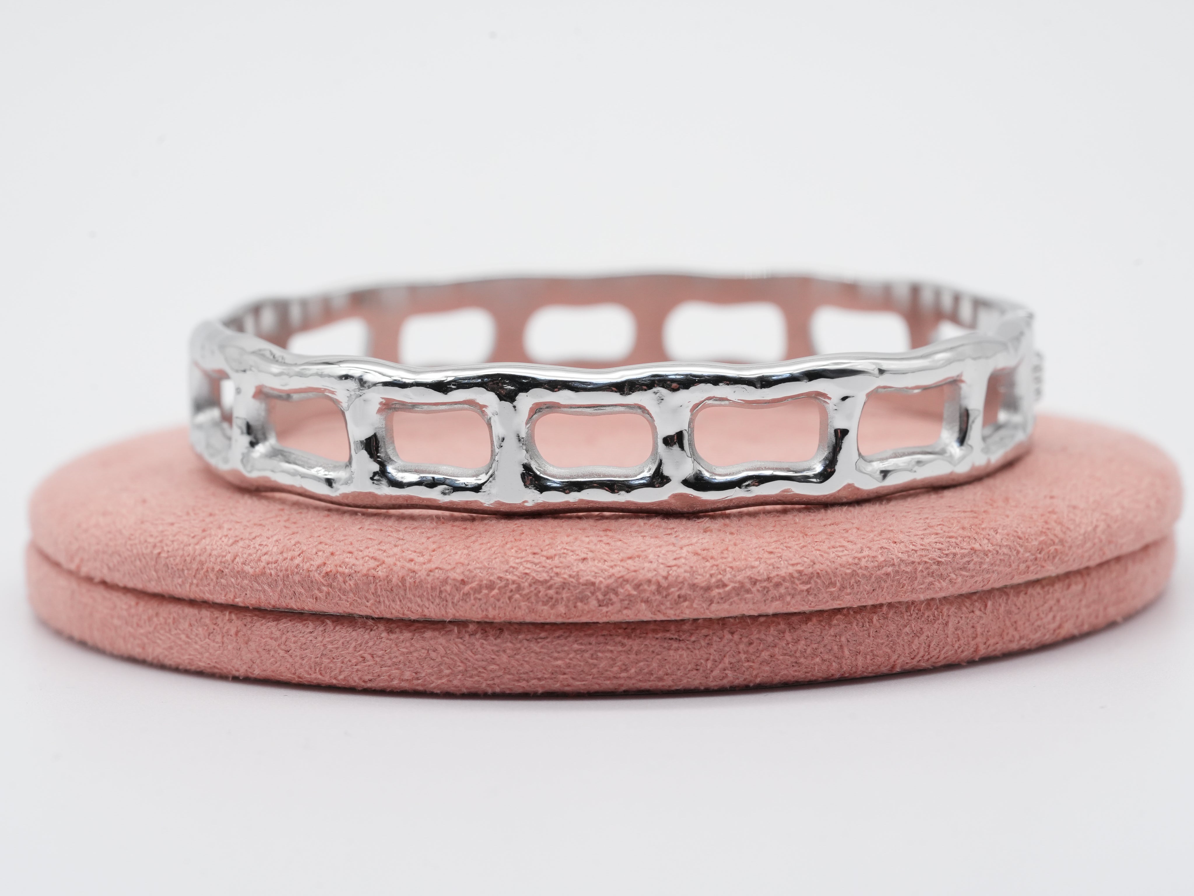 Edelstahlarmreif mit offenem Design Silber