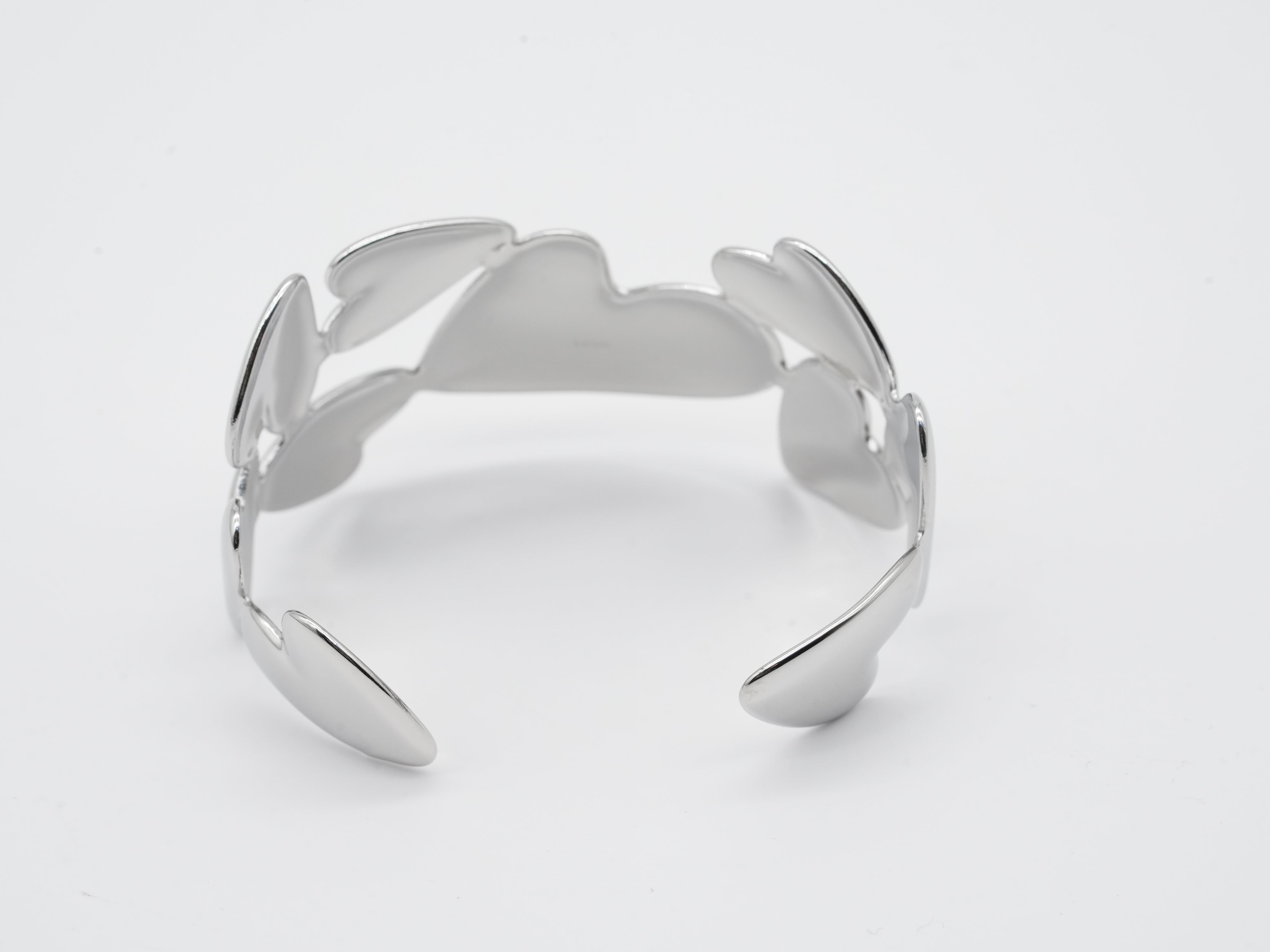 Edelstahlarmreif mit Herzdesign