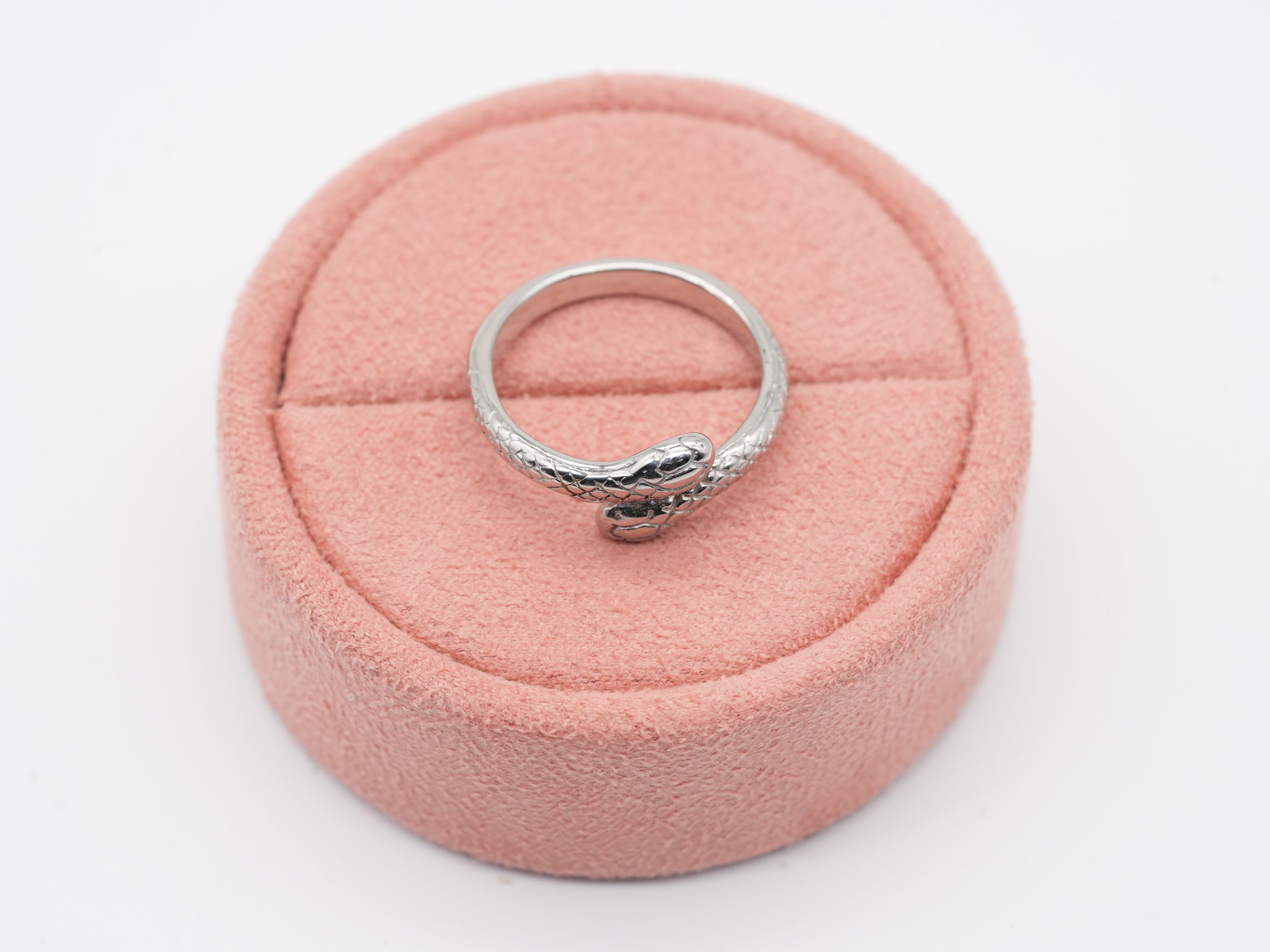 Silberner Edelstahlring im Schlangenmotiv