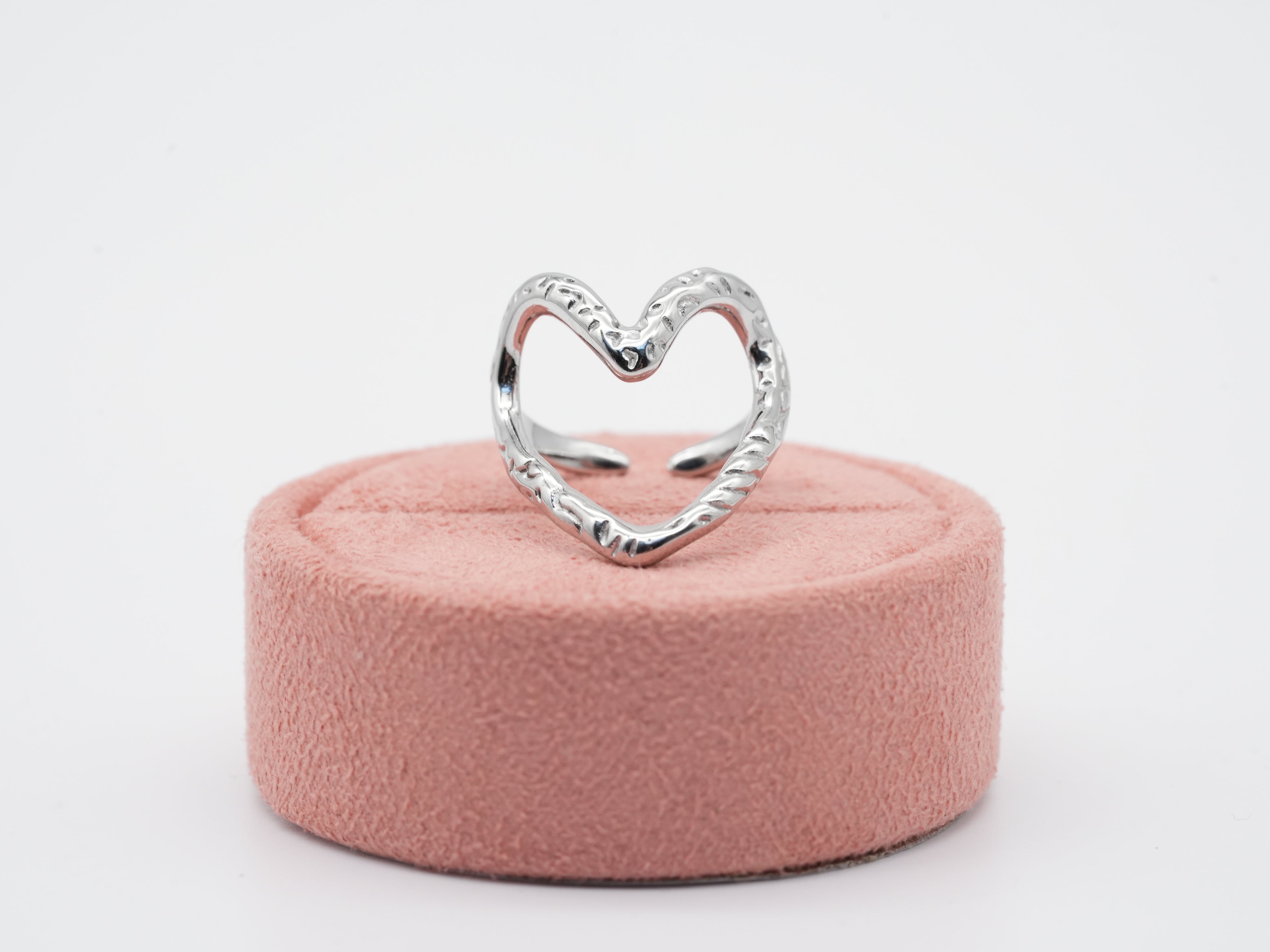 Silberner Edelstahlring als verschnörkeltes Herz