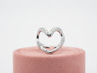 Silberner Edelstahlring als verschnörkeltes Herz
