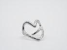 Silberner Edelstahlring als verschnörkeltes Herz