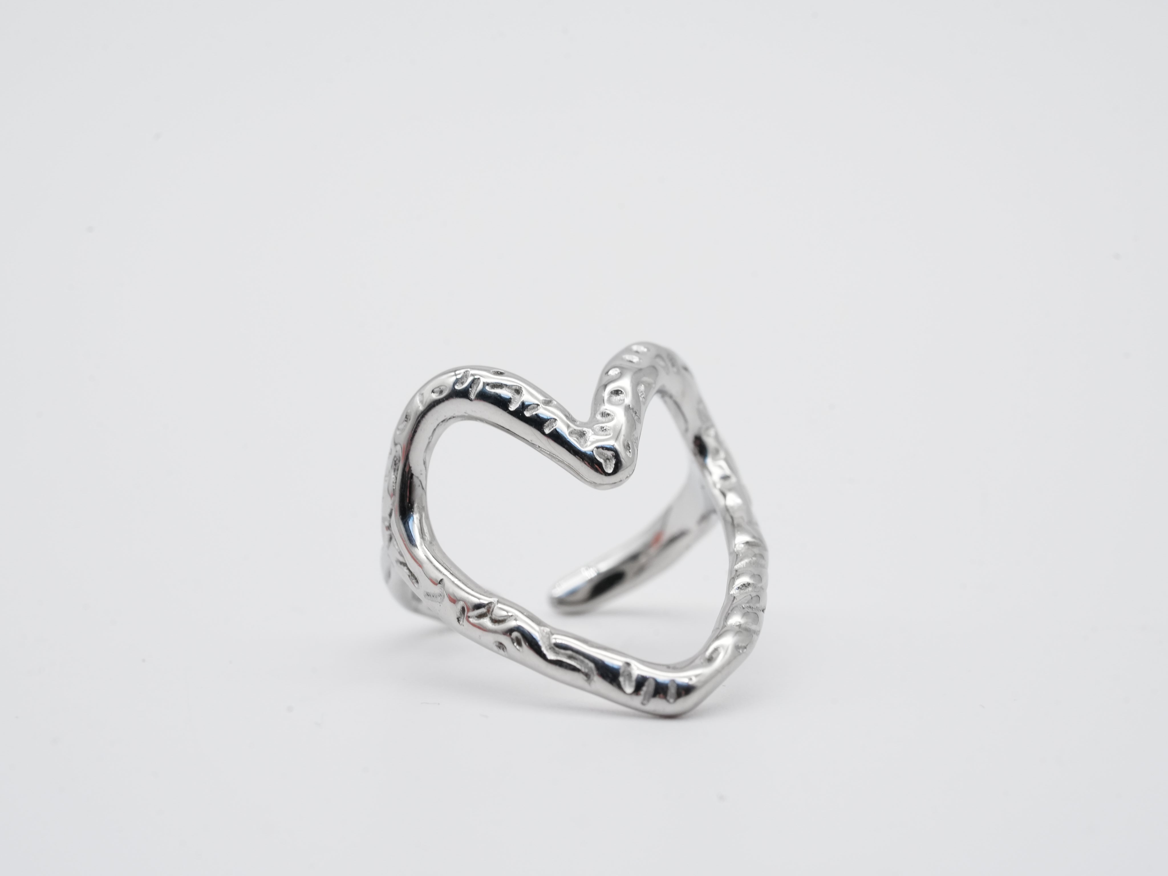 Silberner Edelstahlring als verschnörkeltes Herz